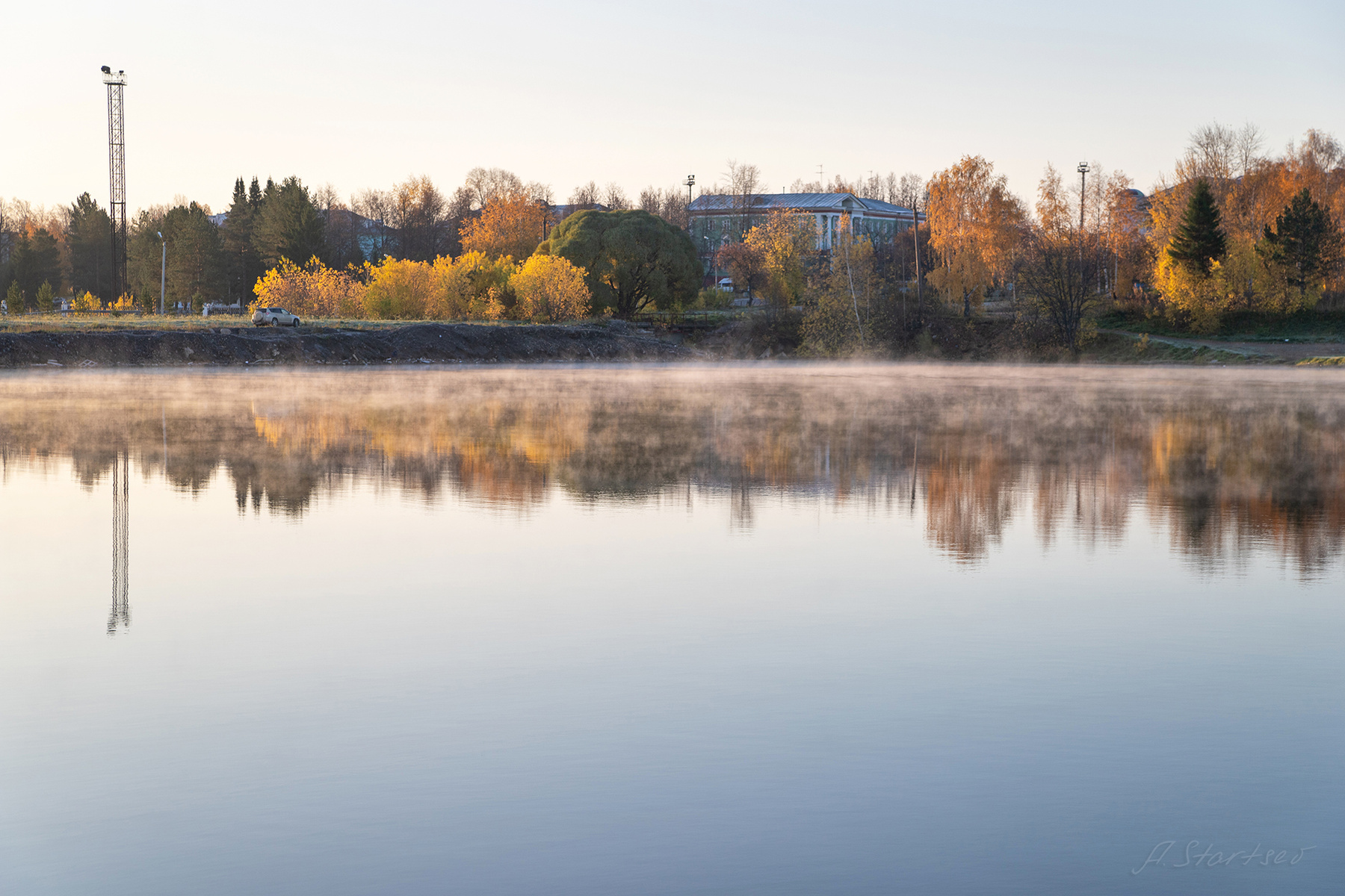 Осеннее утро осень озеро пруд вода отражение Пермский_край пейзаж Лысьва небо желтый утро