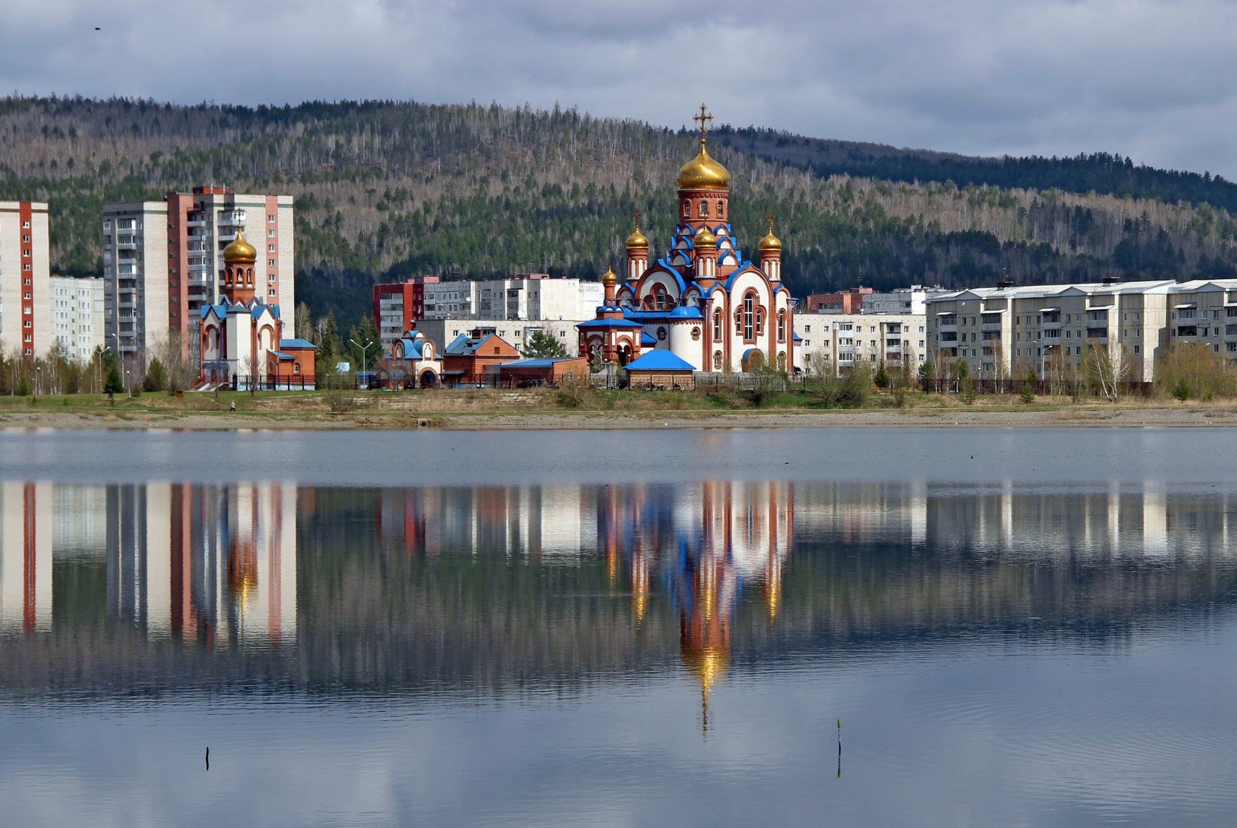Отражение Россия Сибирь весна озеро город церковь отражение вода