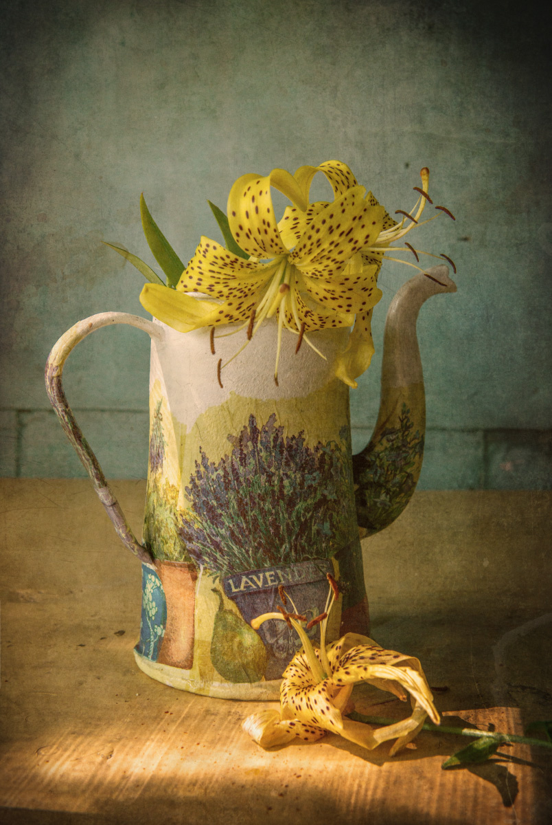 Натюрморт с чайником и желтыми лилиями лилии цветы желтые чайник винтаж стол дача сад лето