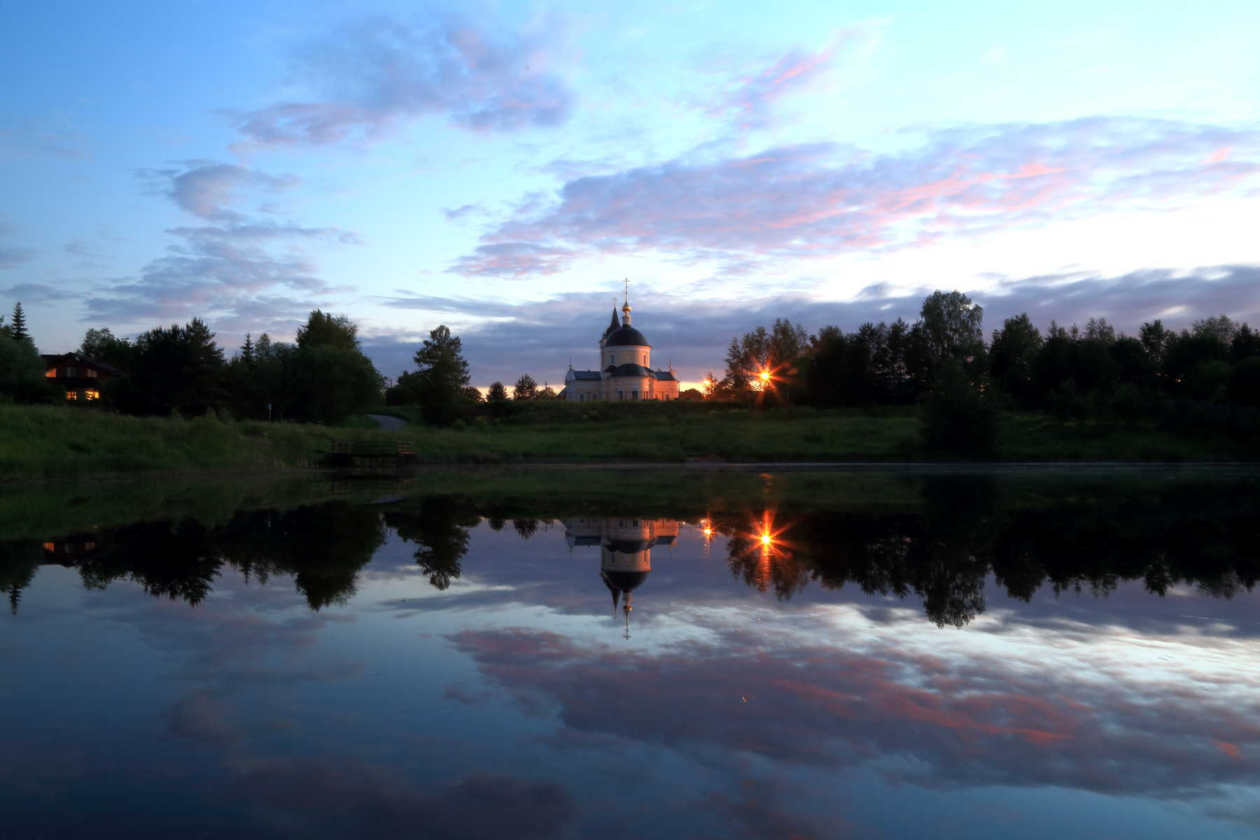 Закат над прудом закат лето церковь деревня