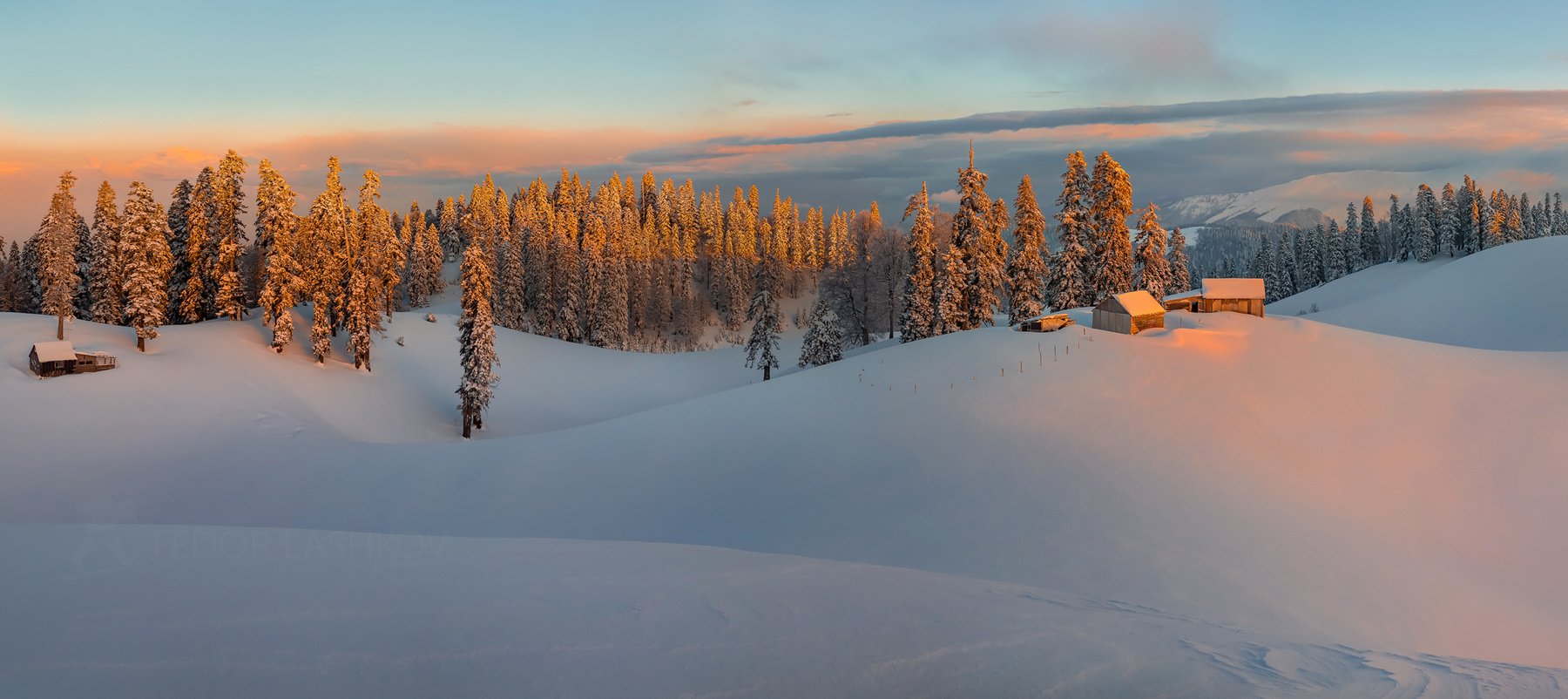 Праздник к нам приходит! Абхазия путешествие туризм горы зима лес в горах Мамдзышха пихта снег склоны рассвет оранжевый снежный снегу домик хижина дом
