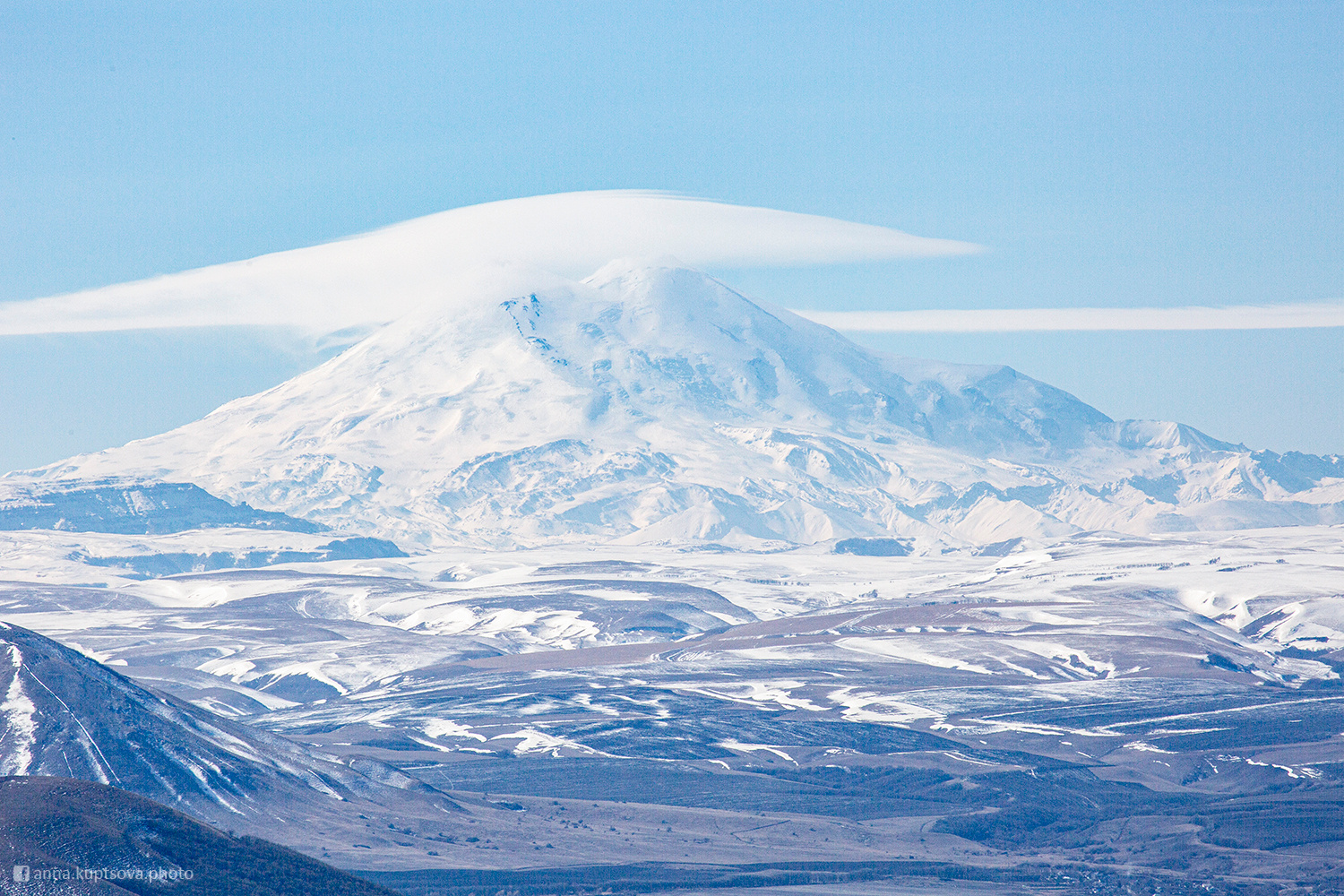 Эльбрус в белой шапке из облаков эльбрус горы кмв пейзаж природа