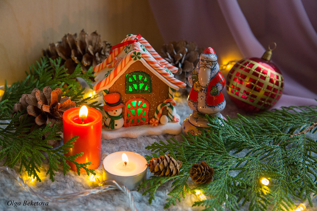Новогодняя открытка с Дедом Морозом и домиком игрушки веточки шишки домик фигурка