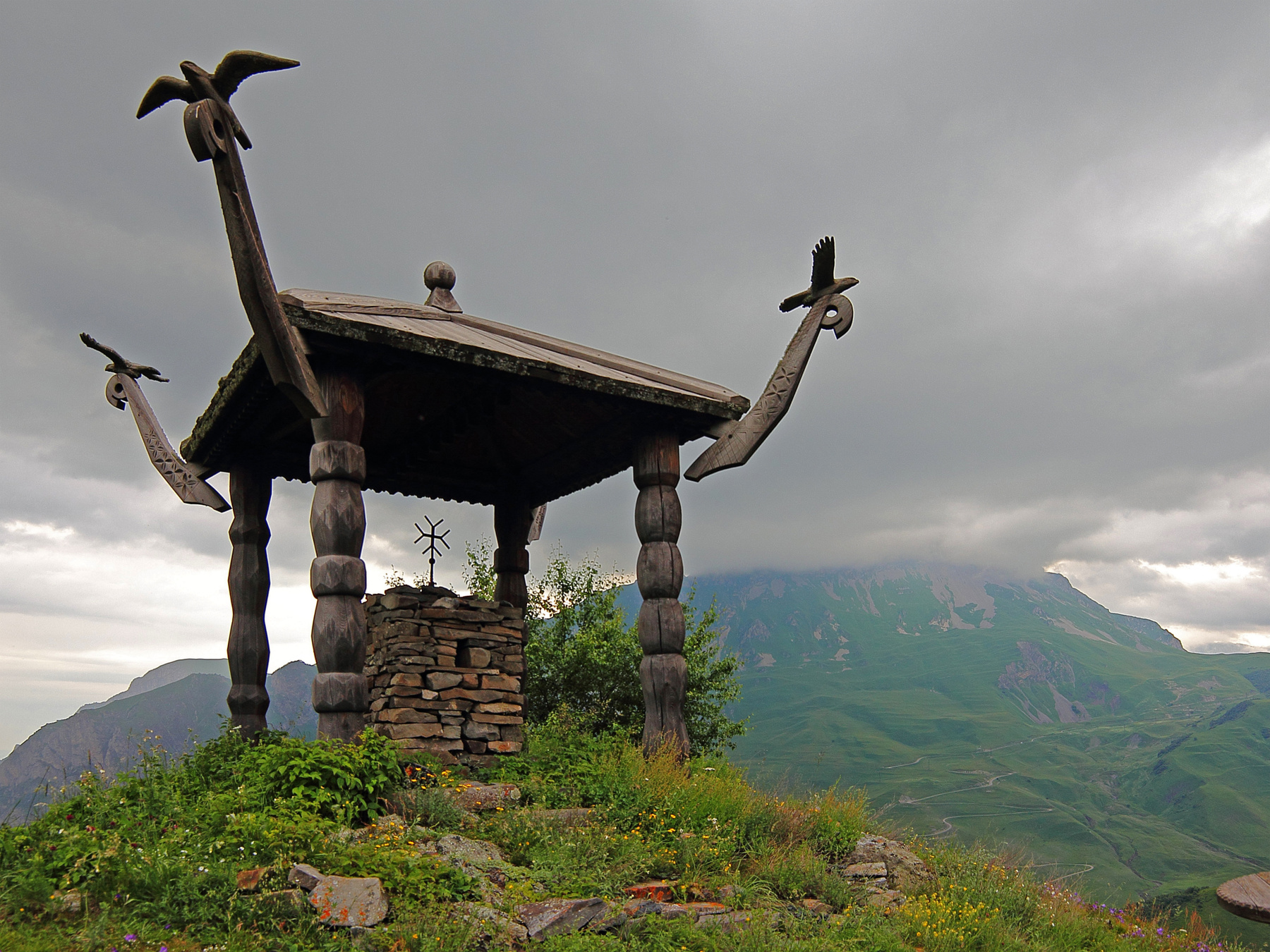 Mountain saniba. Реком святилище в Северной Осетии. Реком Цейское ущелье. Святилище реком в Цейском ущелье. Северная Осетия святилище реком Цейское ущелье.