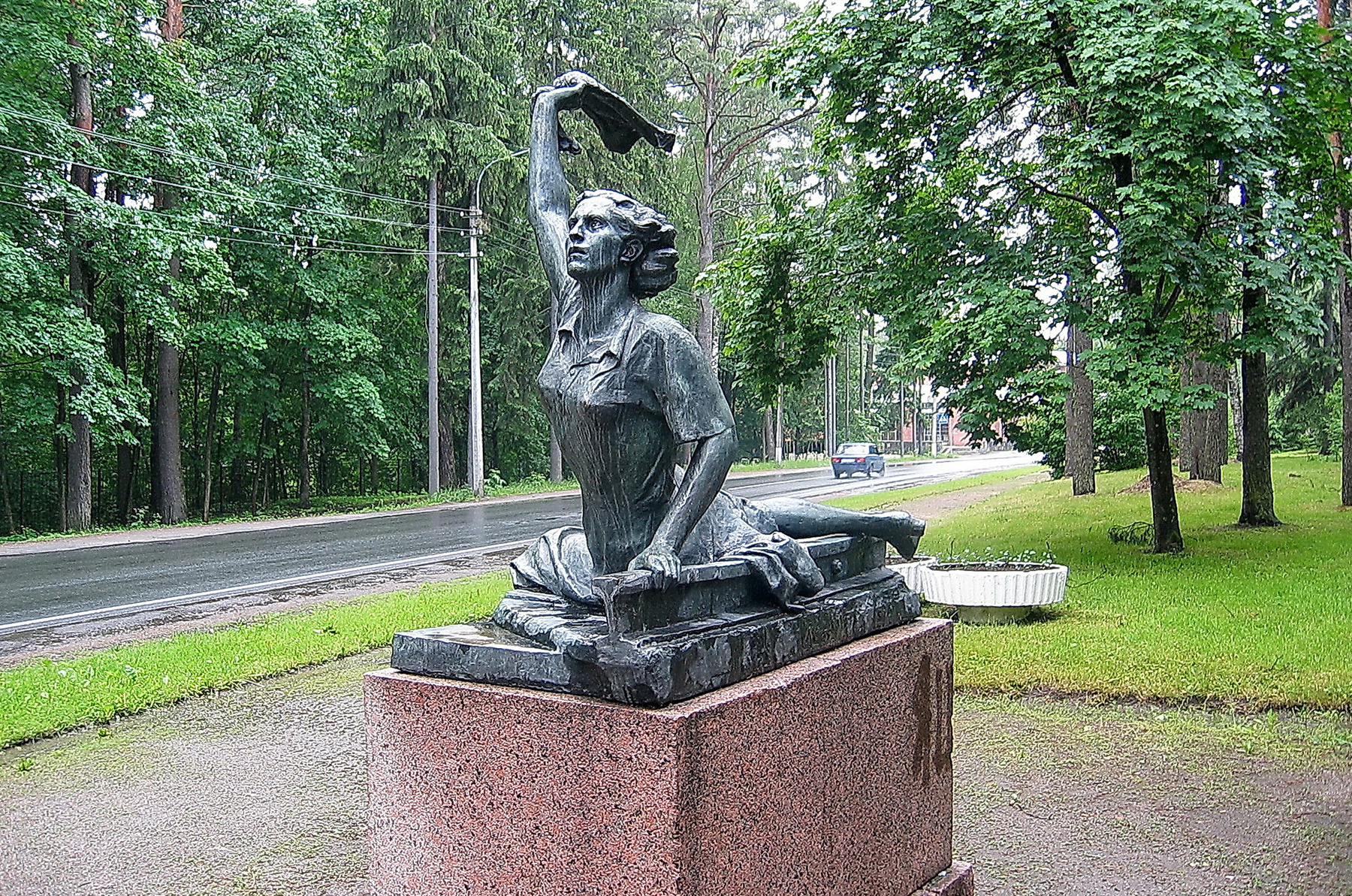 Памятник Раймонде Дьен на Приморском шоссе при въезде в Зеленогорскую Ривьеру C-Петербург Зеленогорск