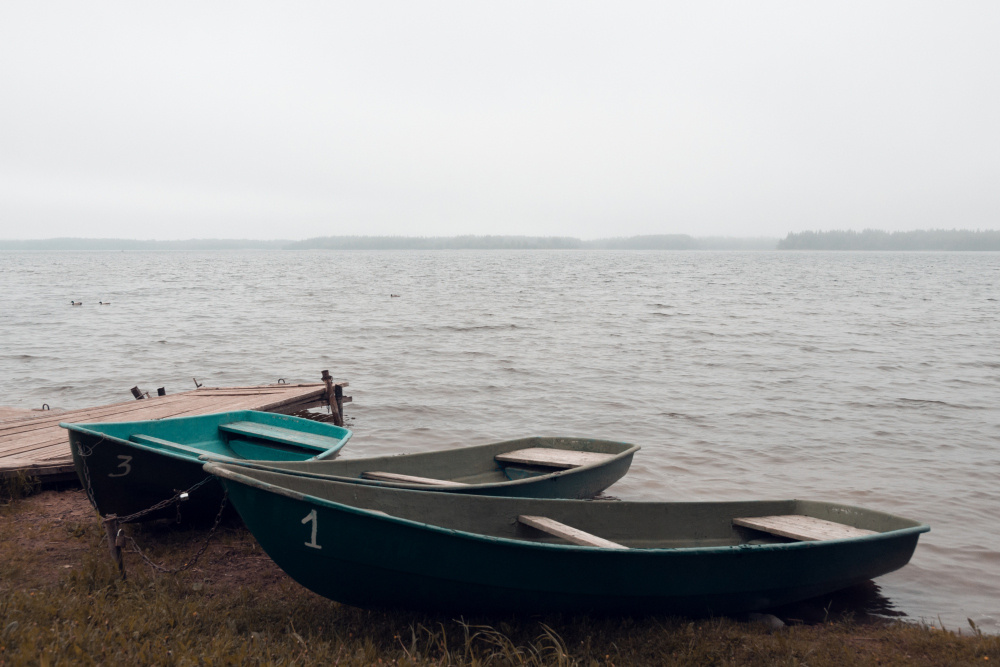 Из серии «Мёртвый сезон» Россия озеро пейзаж без людей пустота тишина природа отдых пусто грусть печаль меланхолия одиночество минимализм вода лодки