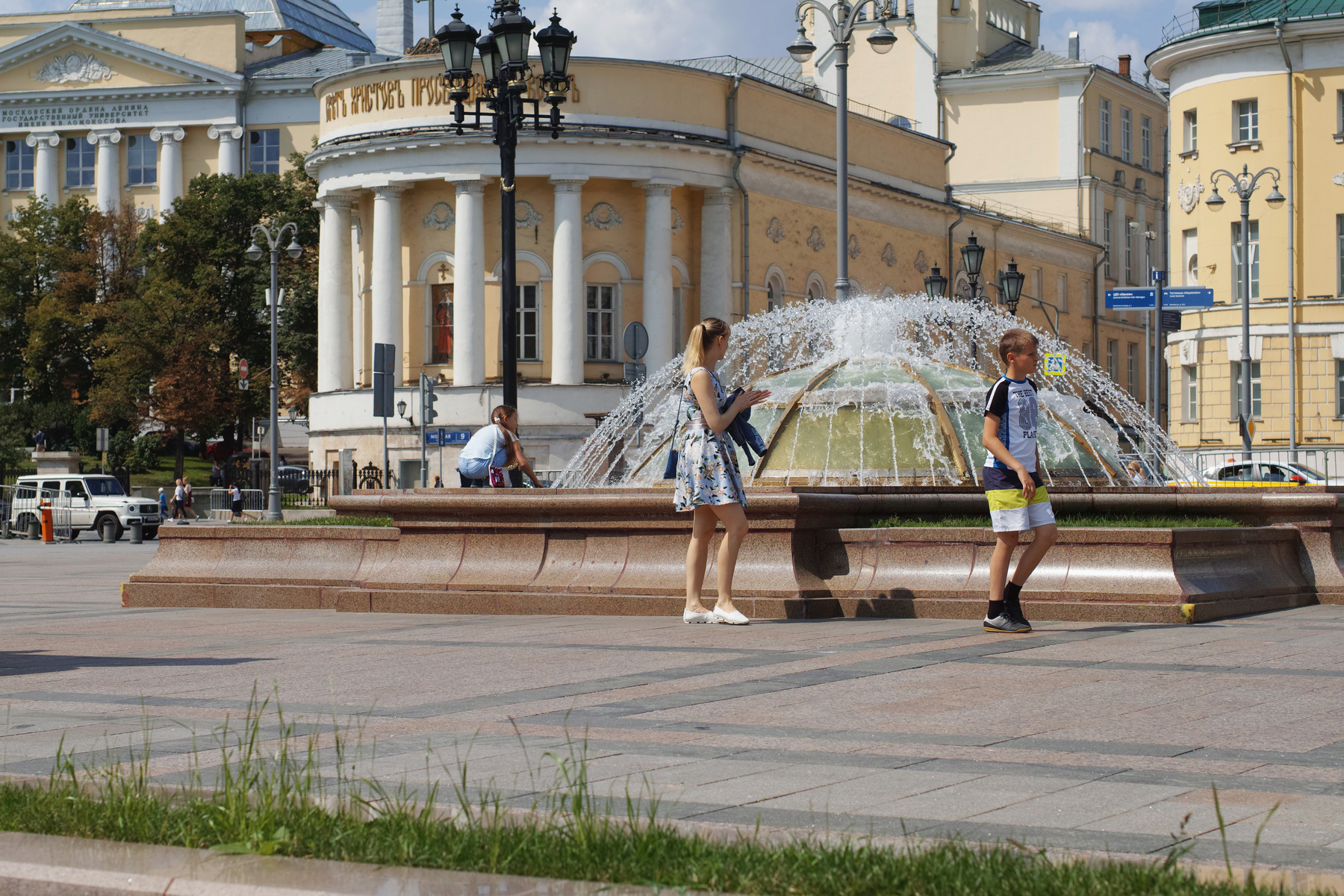 У фонтана на Манежной город Москва площадь Манежная фонтан