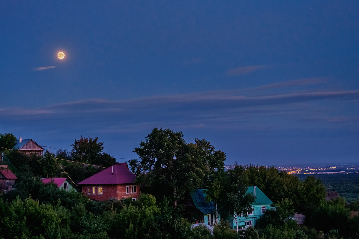 Городская окраина луна закат домик