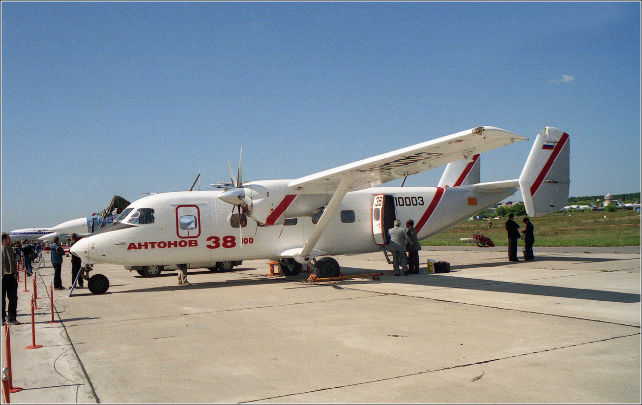 Ан-38 Ан-38 авиация самолет стоянка Жуковский 1998 год