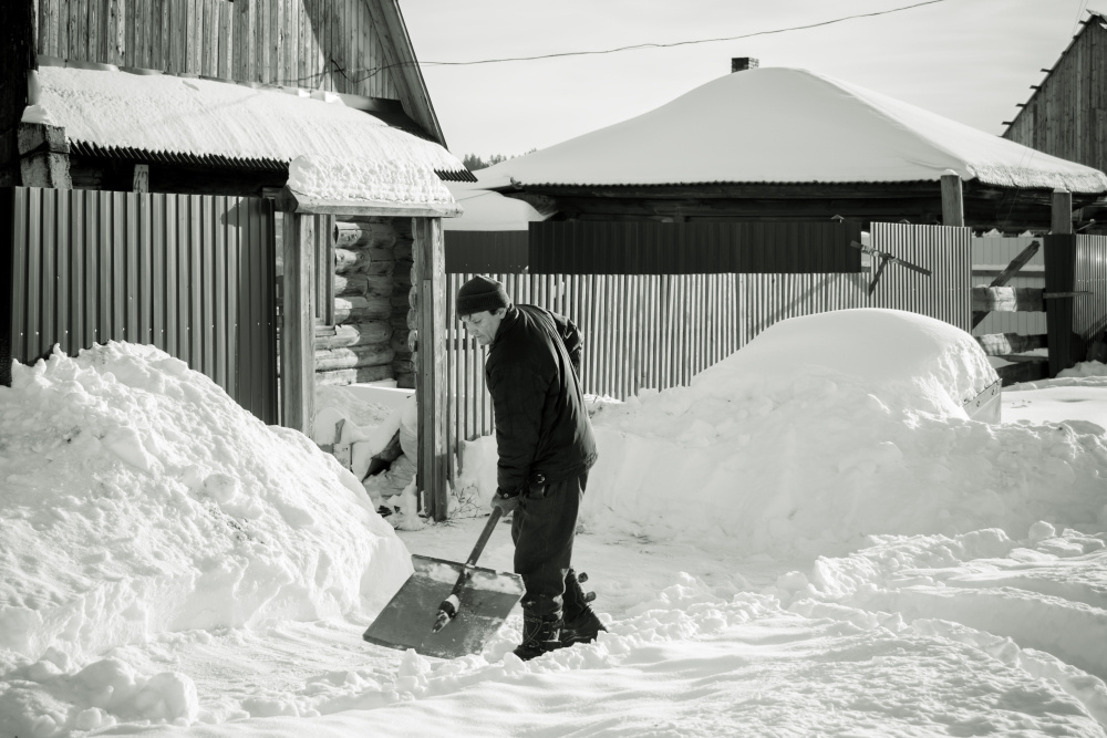 Намело снег деревня работа сугробы погода зима Сибирь Россия