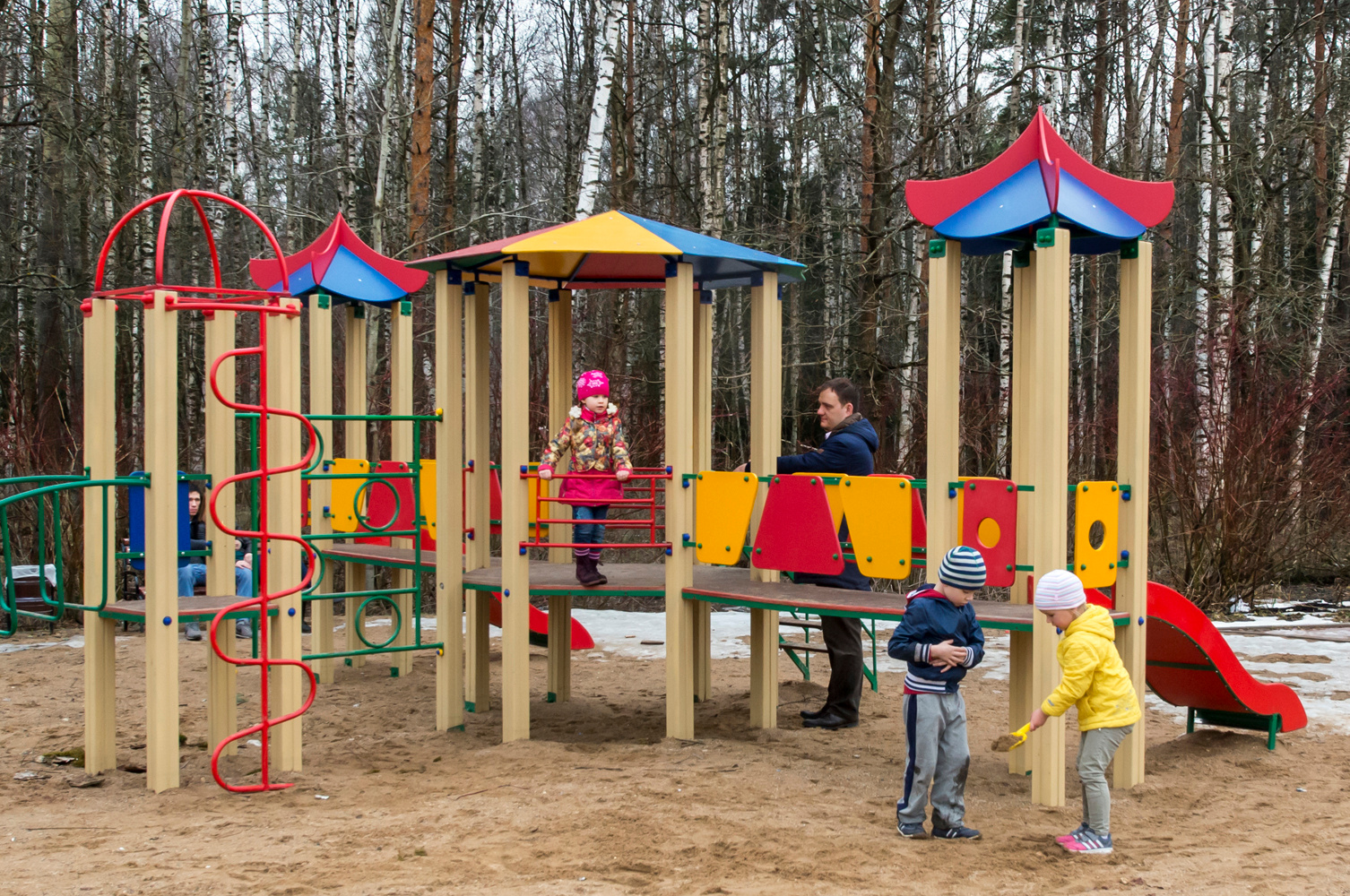 Детские отношения... Москва апрель лесопарк Лосиный остров детская площадка