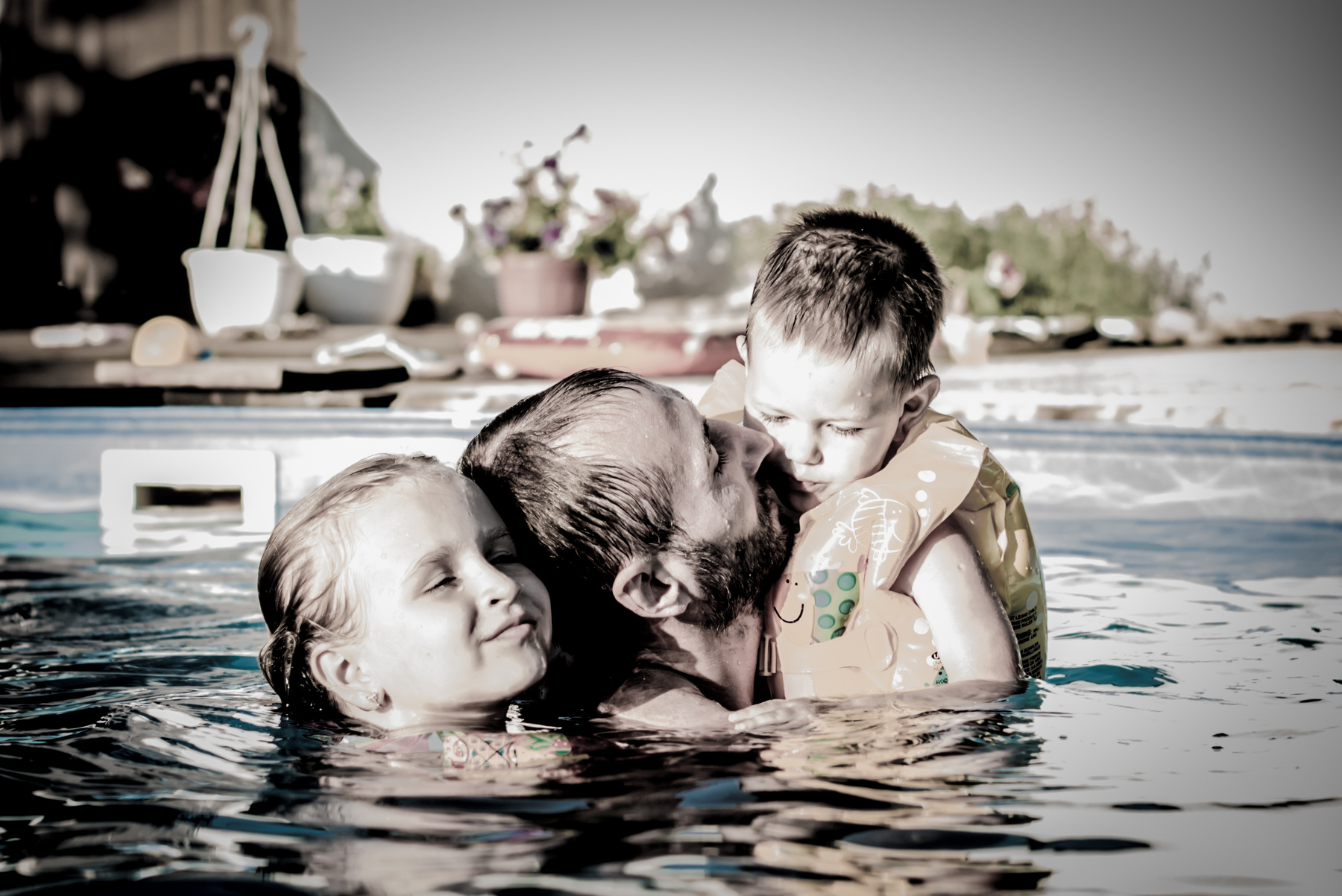 Отец и дети отец бассейн дети лето жара прохладная вода семейный отдых