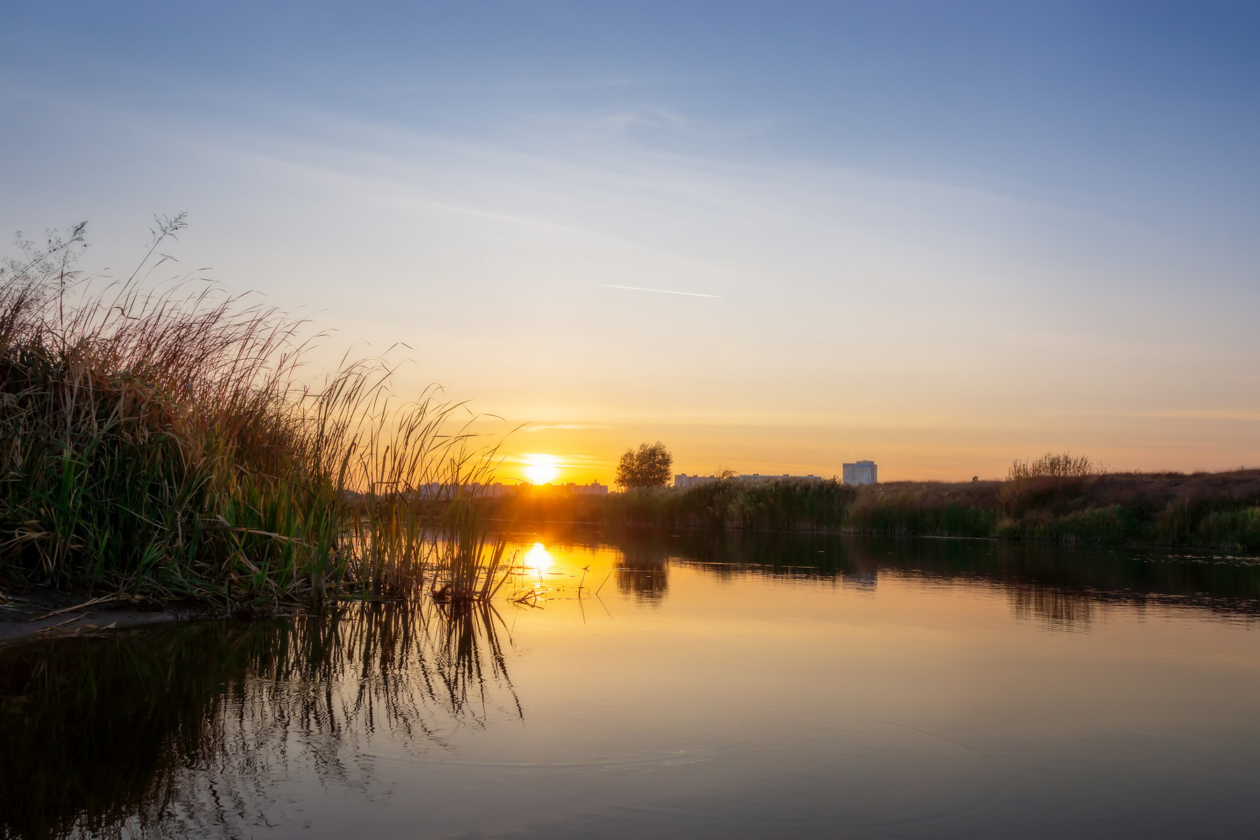 Встреча двух солнц пейзаж природа вечер закат осень пригород Воронеж река Усманка солнце