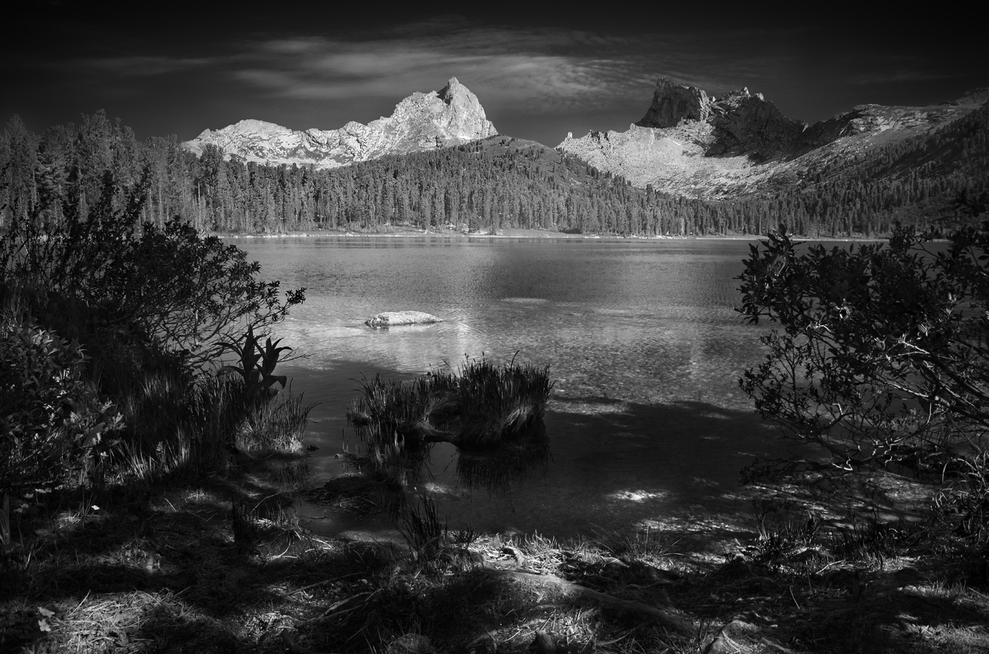 Светлое пейзаж природа чб черно-белое ергаки саяны россия красноярский озеро берег тени горы скалы пики путешествия большой красивая тайга высокий