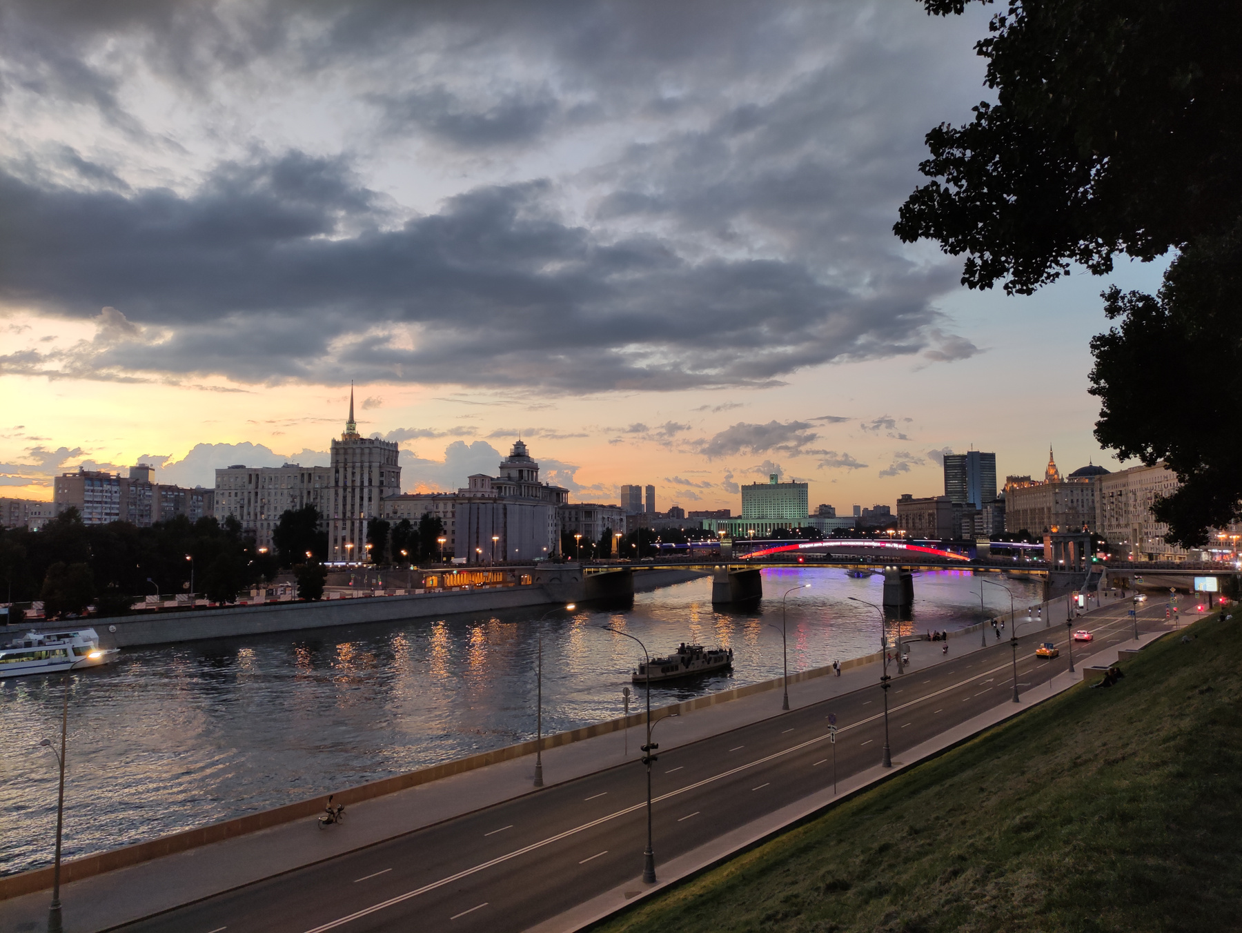 На смотровой Москва ночь набережная река облака закат лето