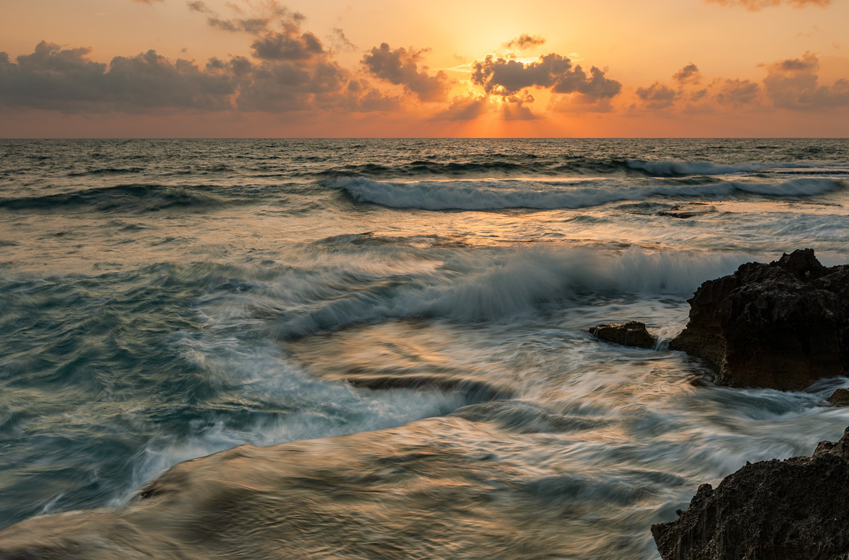 Средиземное море средиземное море небо камни вода песок облака пляж парк шторм национальный израиль север закат солнце ветер брызги волны