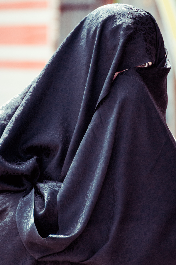 Из серии «Персидские мотивы» стрит фото ислам мусульмане жизнь люди улица Иран Восток Персия репортаж фотограф женщина чадра чадор мода национальный этнос портрет глаз черный