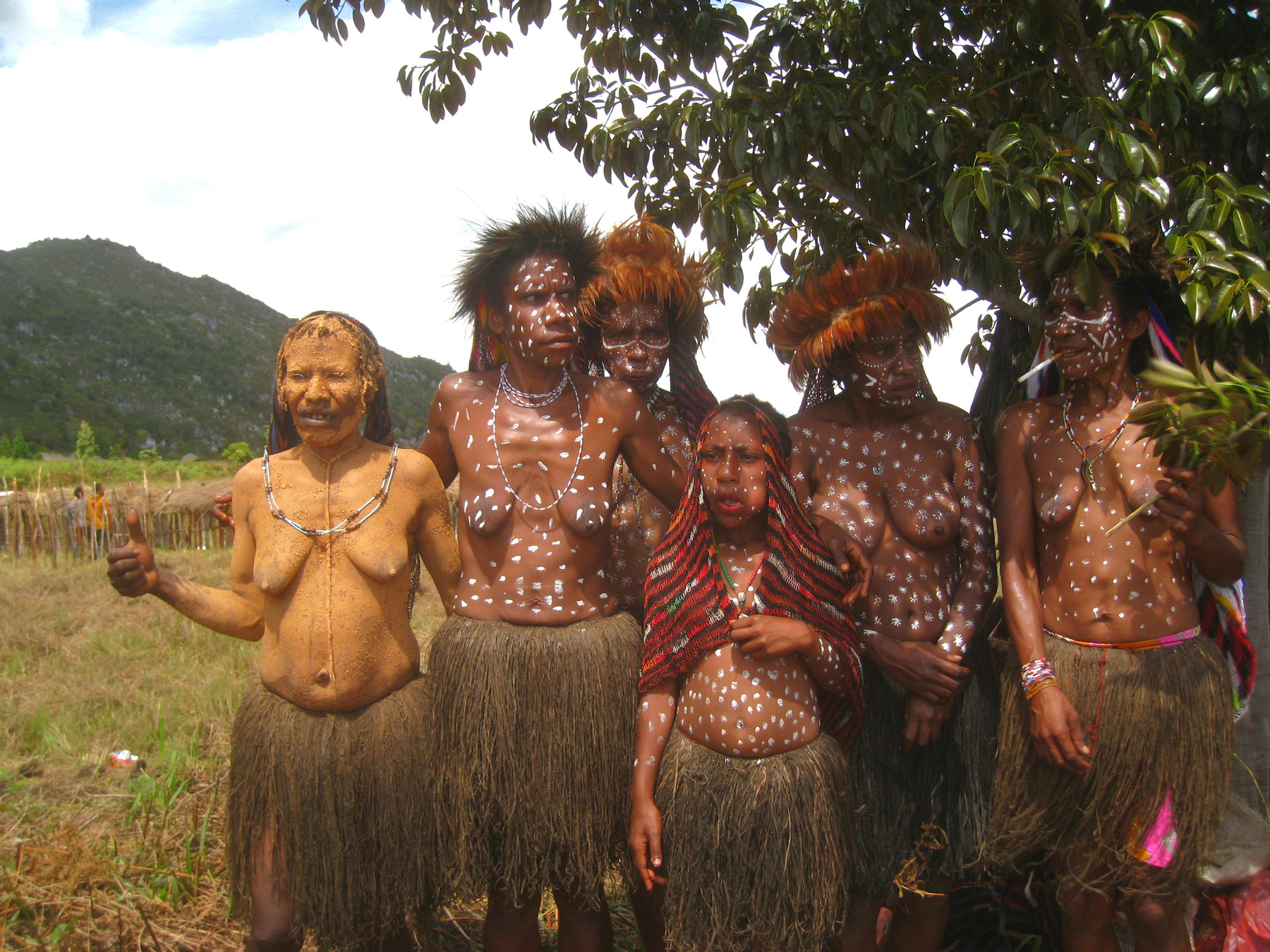 Девчата из людоедского племени. Индонезия вулкан кратер горы скалы