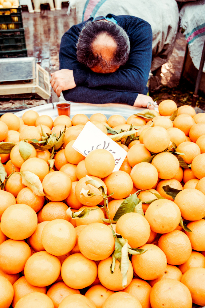 Апельсиновые сны сон мужчина апельсины рынок улица юмор улыбка оранжевый усталость лысина фрукты стрит фото ирония
