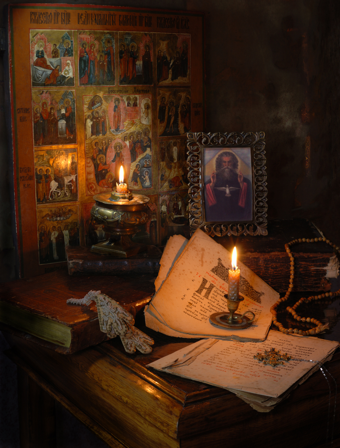 Натюрморт с иконами и свечами иконы свет книги свечи