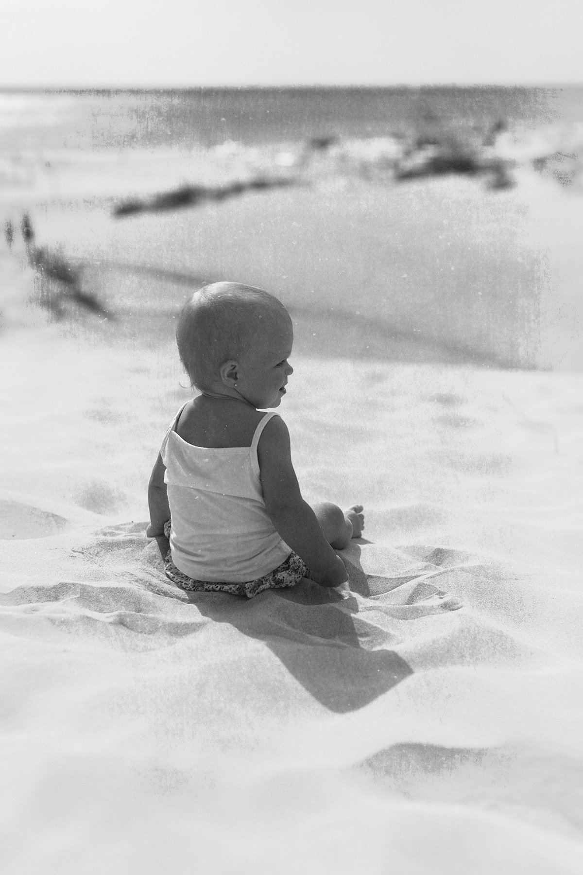 Дуня в дюнах=) ребенок девочка детское фото семейное чернобелое черно белый портрет