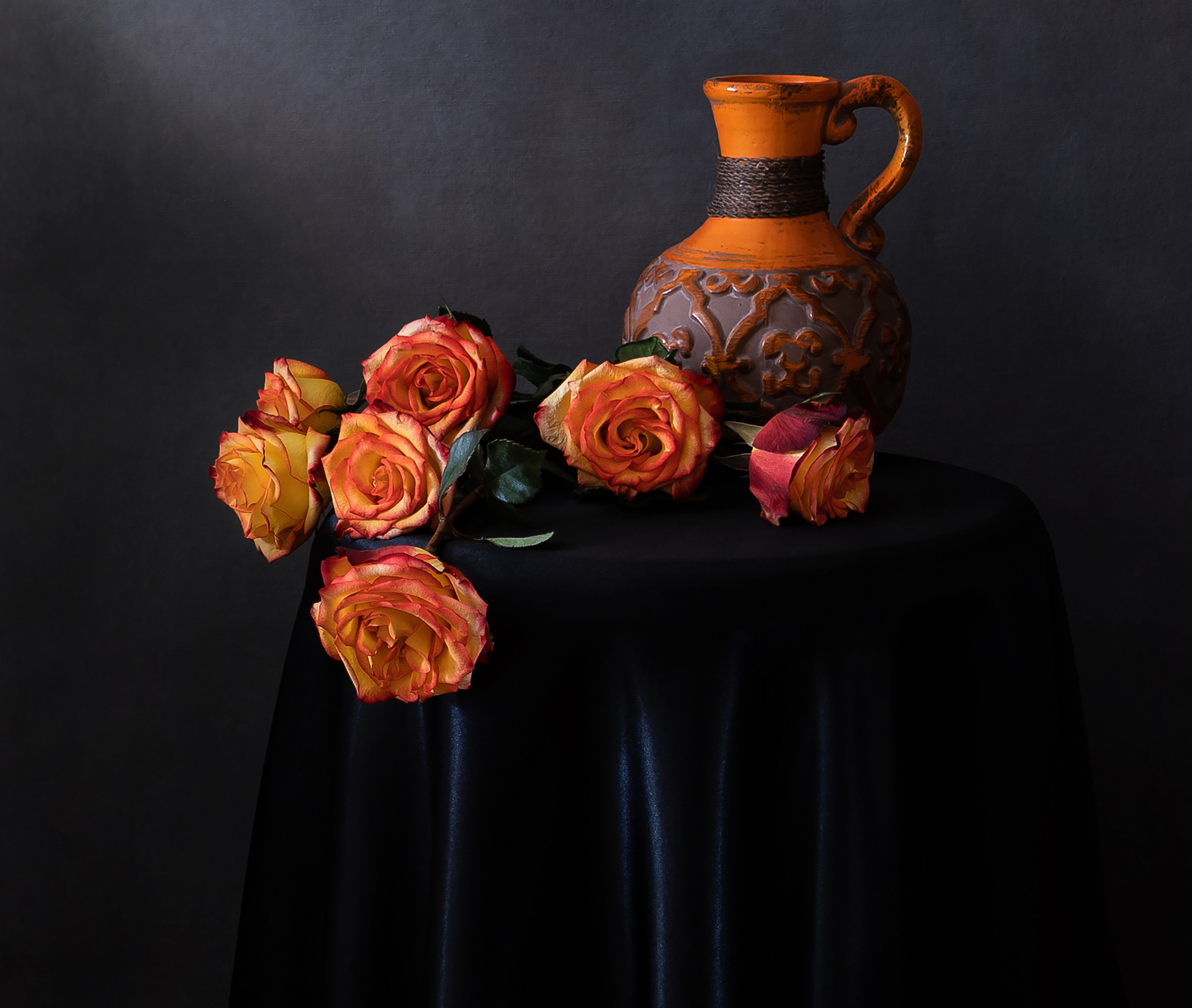Оранжевые розы. оранжевые розы кувшин оранжевый тёмный контрастный круглый столик