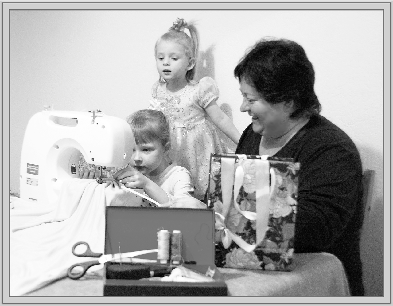 Строчка Дети мама швейная машинка портрет нохницы