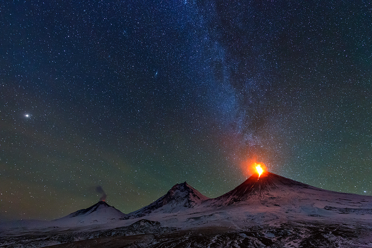 Три Великана Камчатка вулкан пейзаж природа извержение лава звезды ночь путешествие фототуры