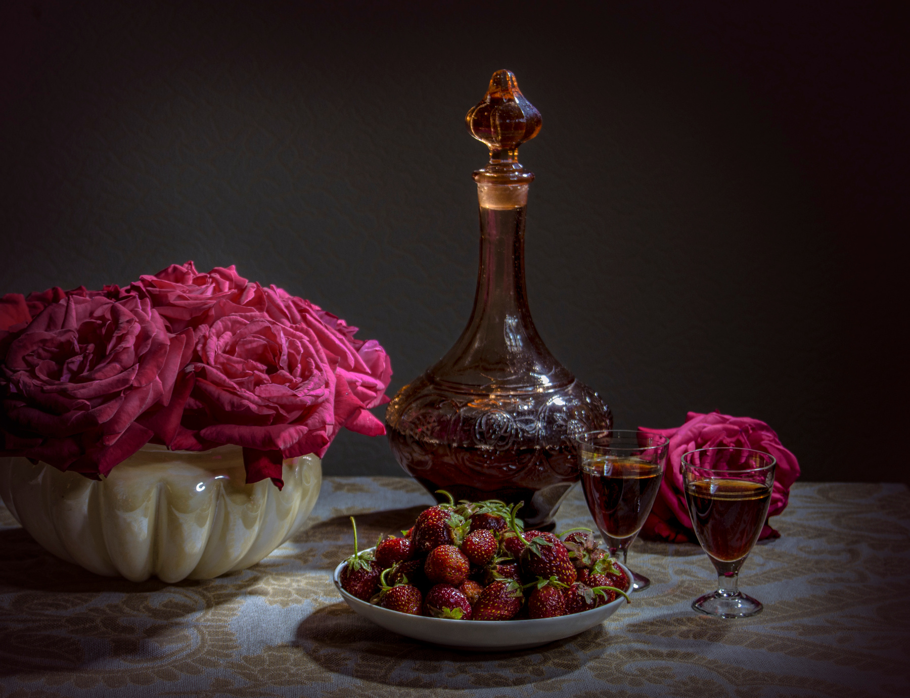 *Клубнично-розовый вечер* натюрморт еда фрукты цветы розы романтика