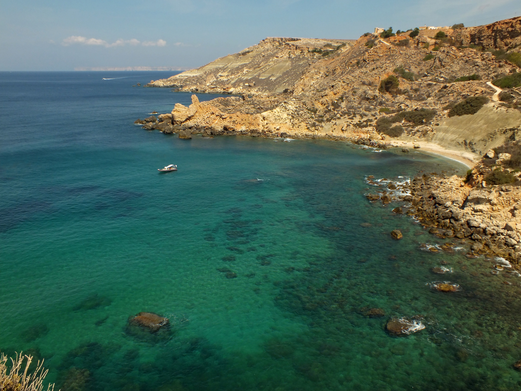 Тихая бухта на Мальте море скалы берег пейзаж бухта лодка