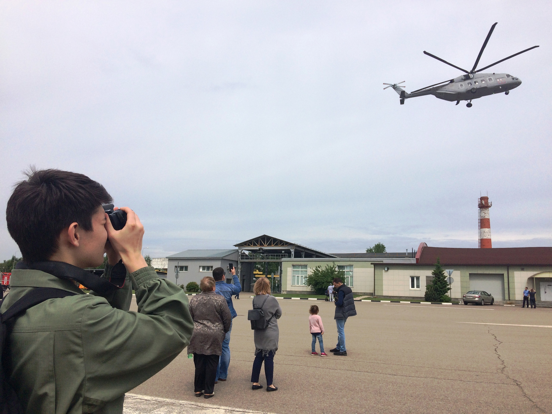 Взлетел Ми-38! ребёнок фотографирует вертолёт Ми-38