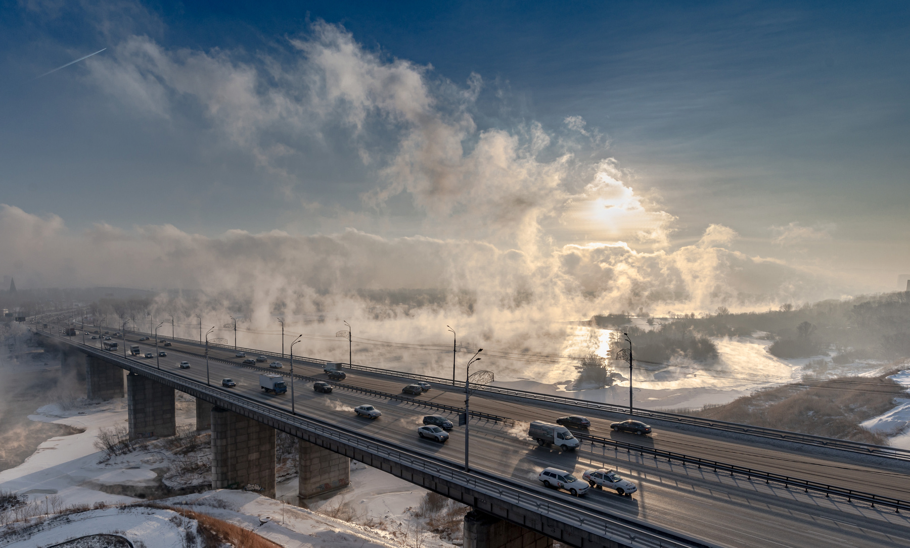 Красноярск в -40 градусов. Река мост туман