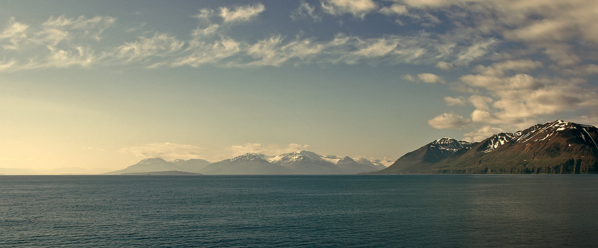 Ванильные облака исландия акурейри море фьорд горы облака