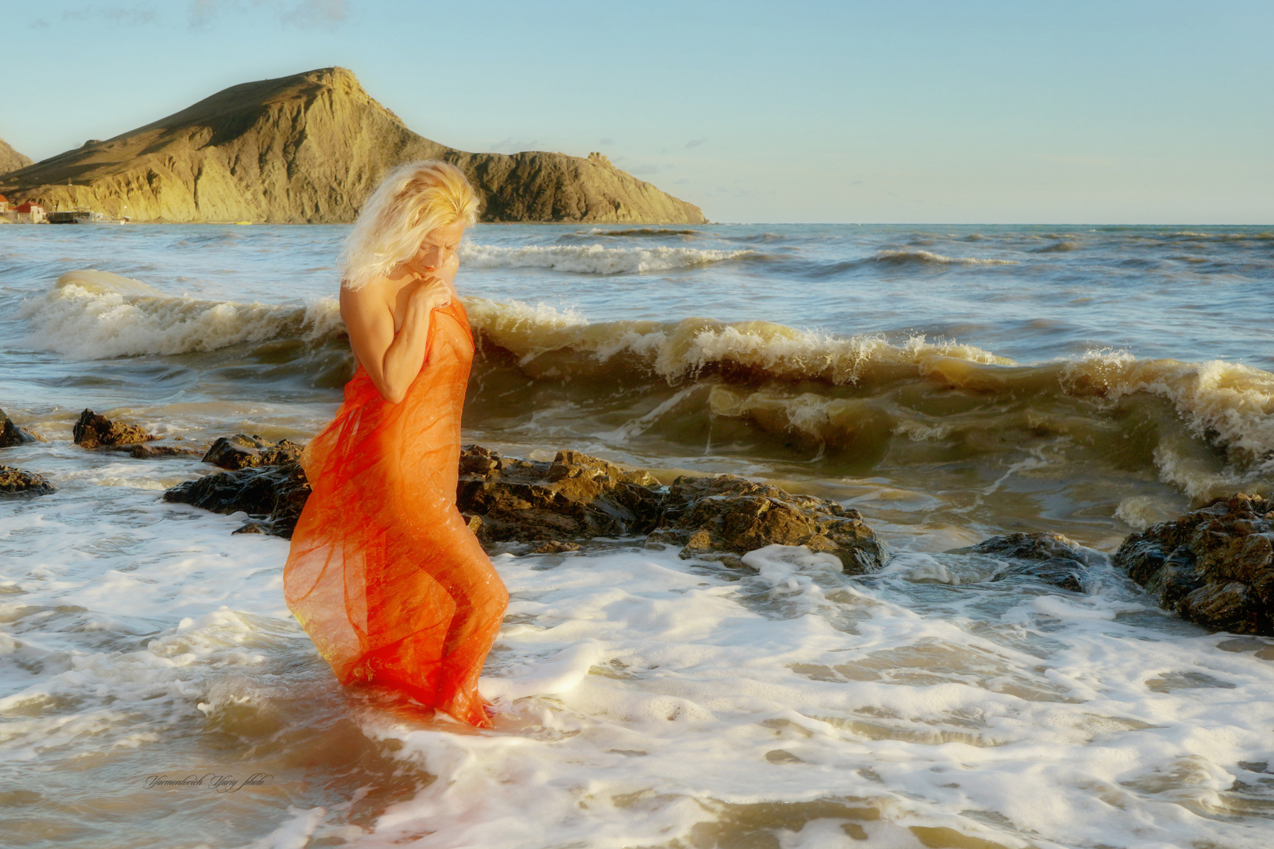 По волнам идущая. осень Крым закат девушка море волны