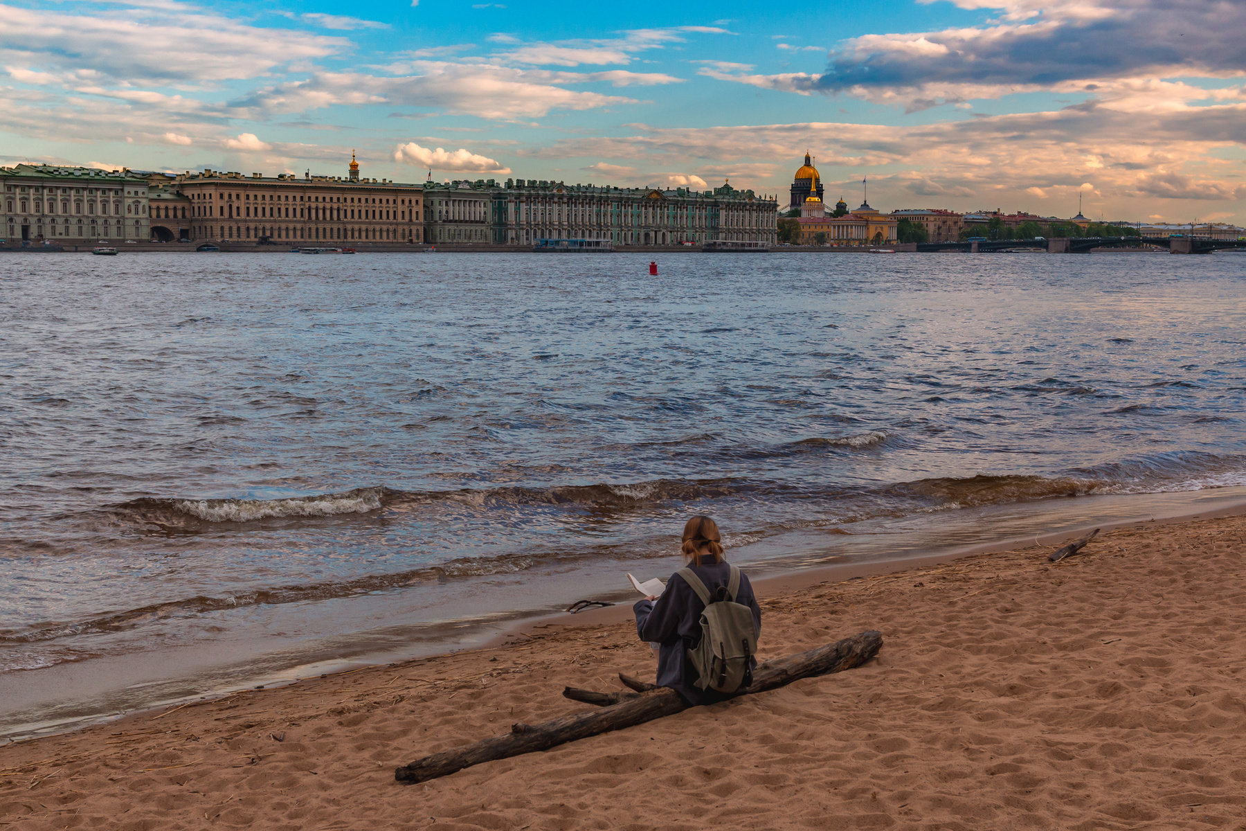 Читая о волнах у самых волн Санкт-Петербург Нева вода май небо синева песок девушка облака
