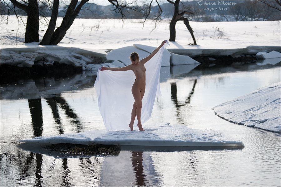 Горячие девушки зимой - 30 фото девушек в купальнике и нижнем белье на улице