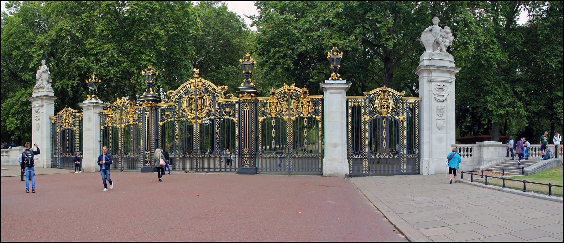 Лондон. Парк рядом с Букингемским дворецом. Лондон Букинге мский дворец Площадь Резиденция королевы Сад Ворота парка