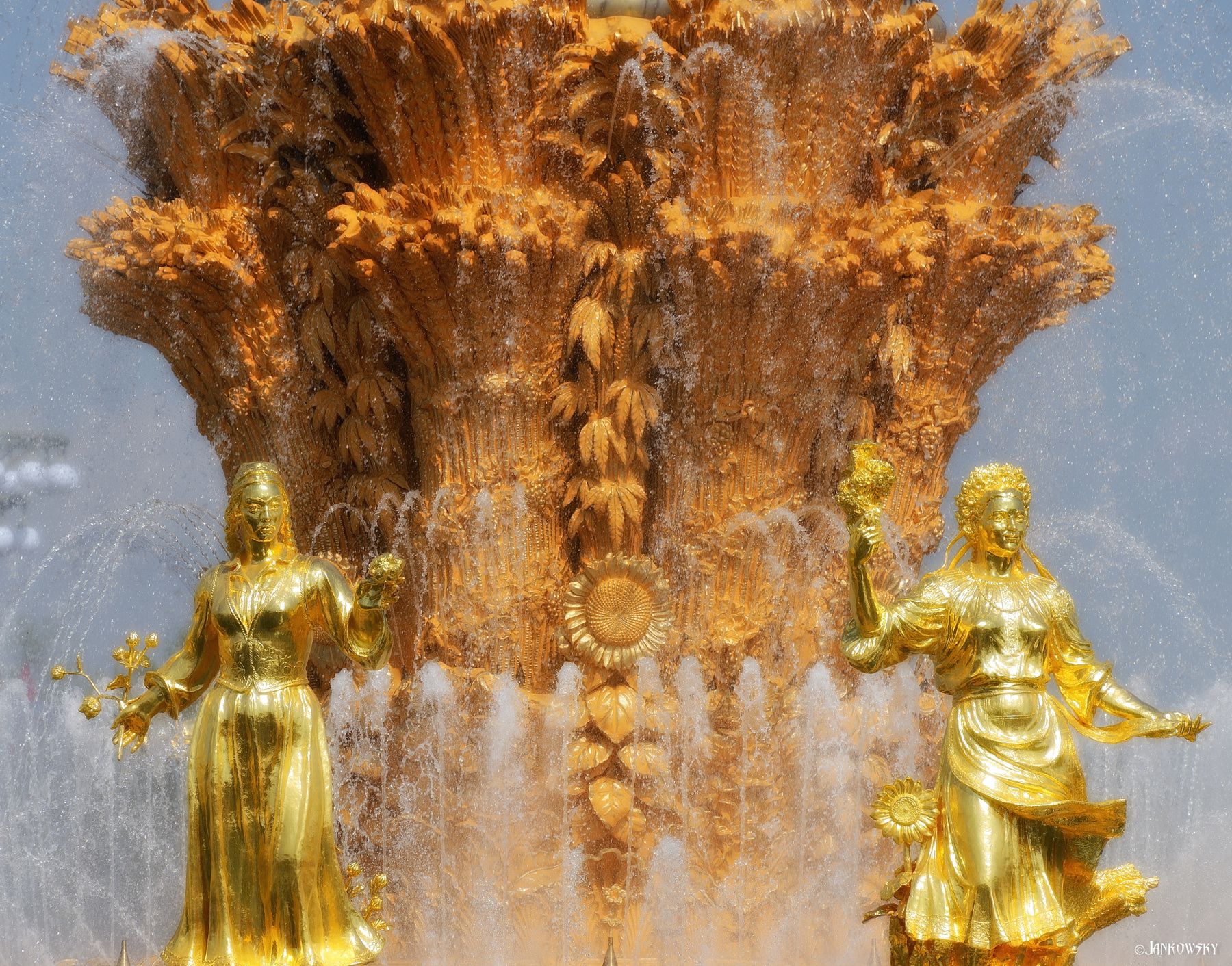 Фонтан  дружбы народов Фонтан дружбы народов ВДНХ москва фрагмент вода золото блеск статуя