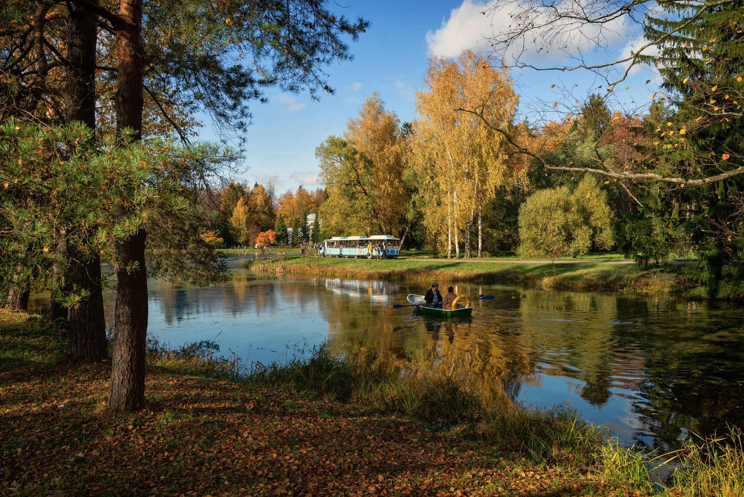 В павловском парке петербург осень павловск пруд лодка
