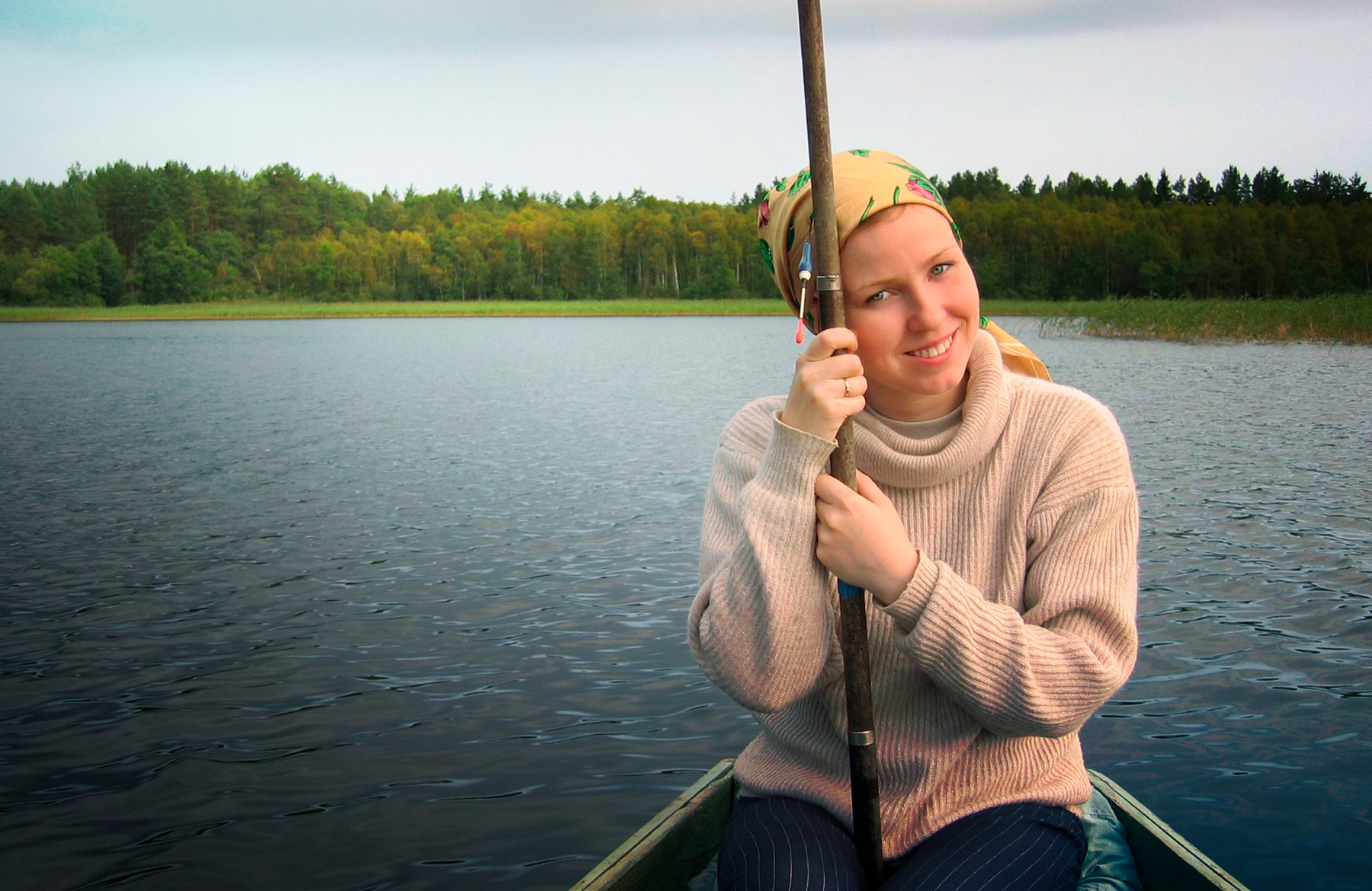 Гармония портрет девушка рыбалка озеро закат улыбка