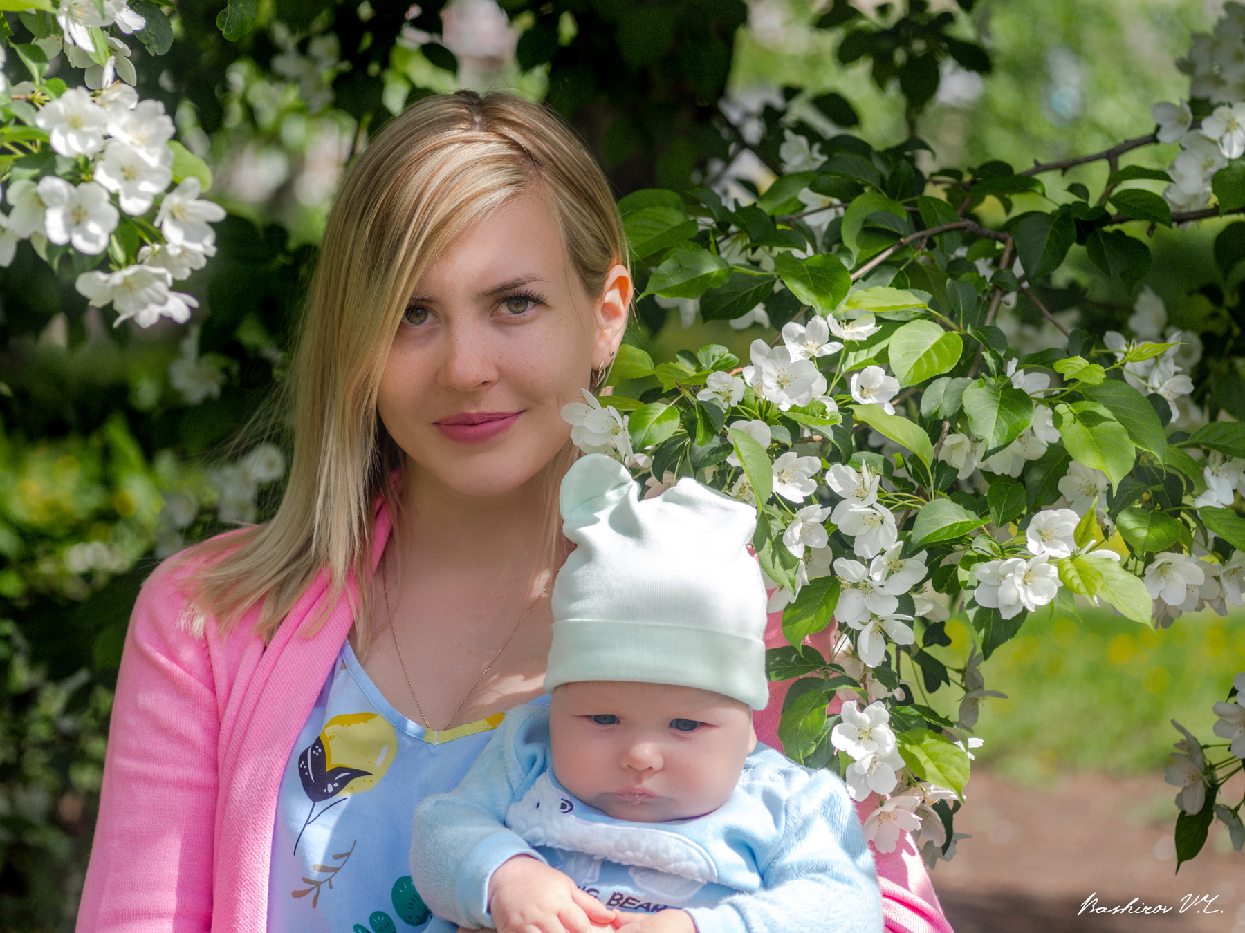 Катя и Миша девушка весна цветы малыш мама