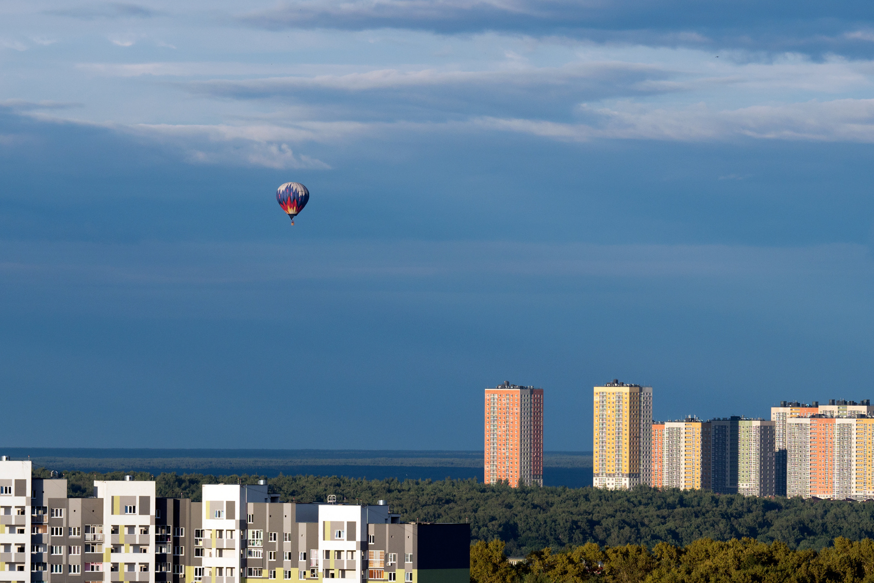 Воздушный шар над городом 