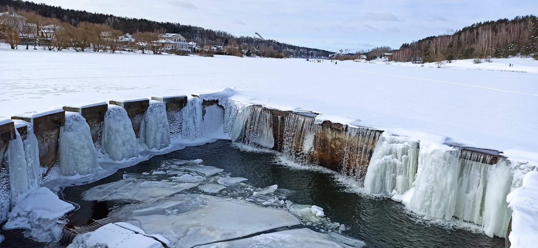 Зимний водопад или соляные столпы. зима водопад озеро мороз лёд