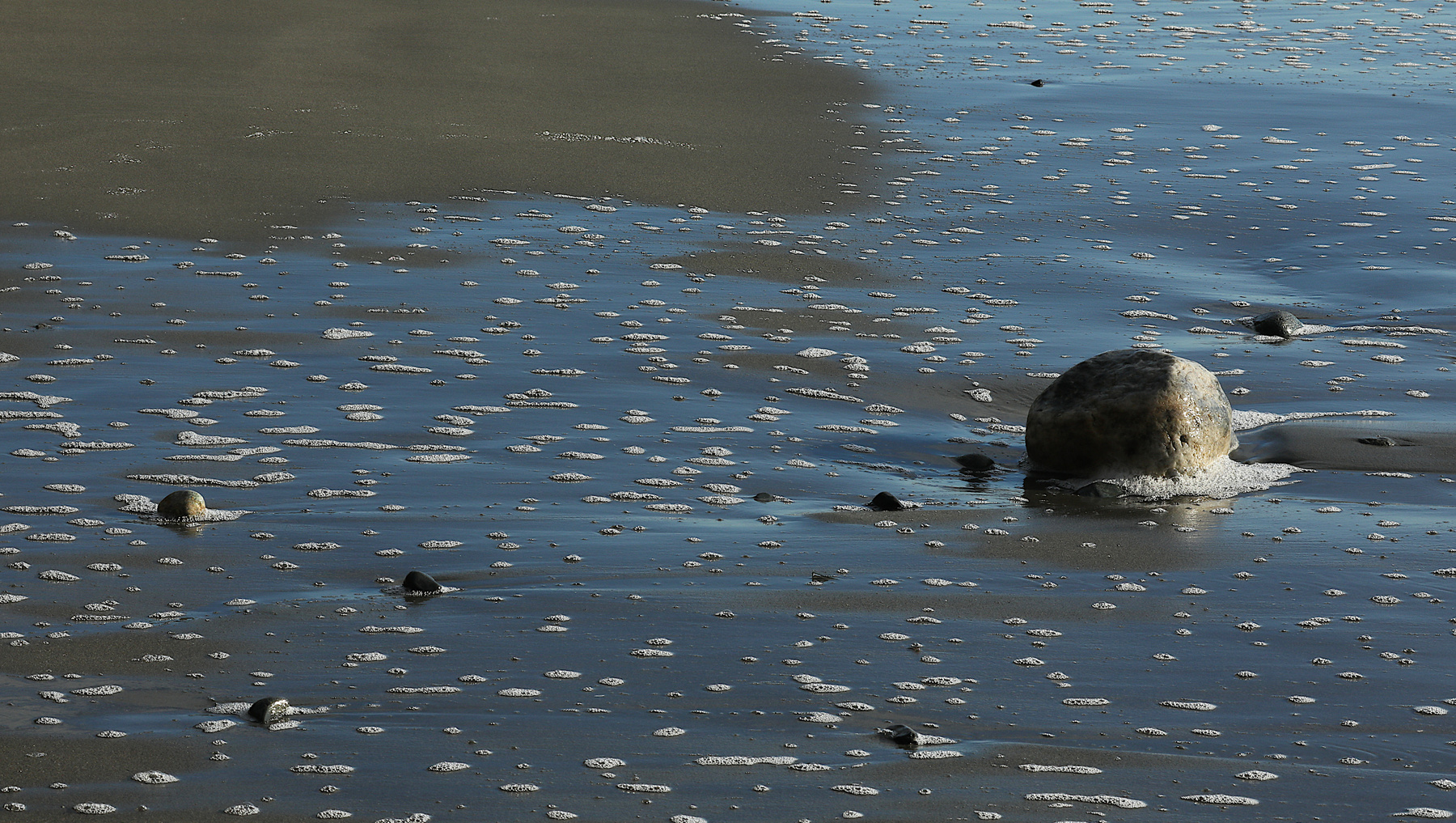 Между вздохами моря пена песок камень пляж