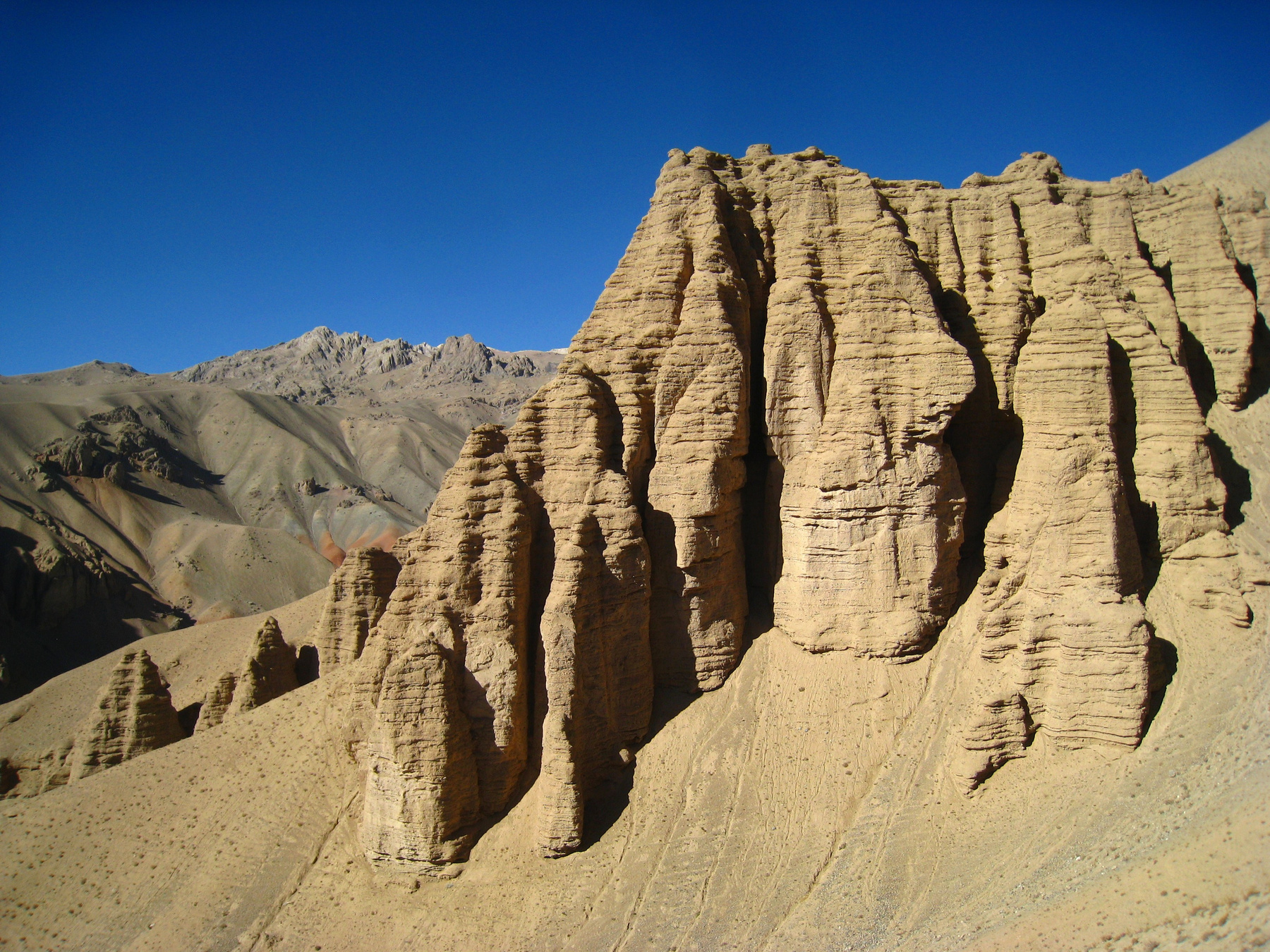 Резные скалы горной системы Гиндукуш. Афганистан вулкан кратер горы скалы