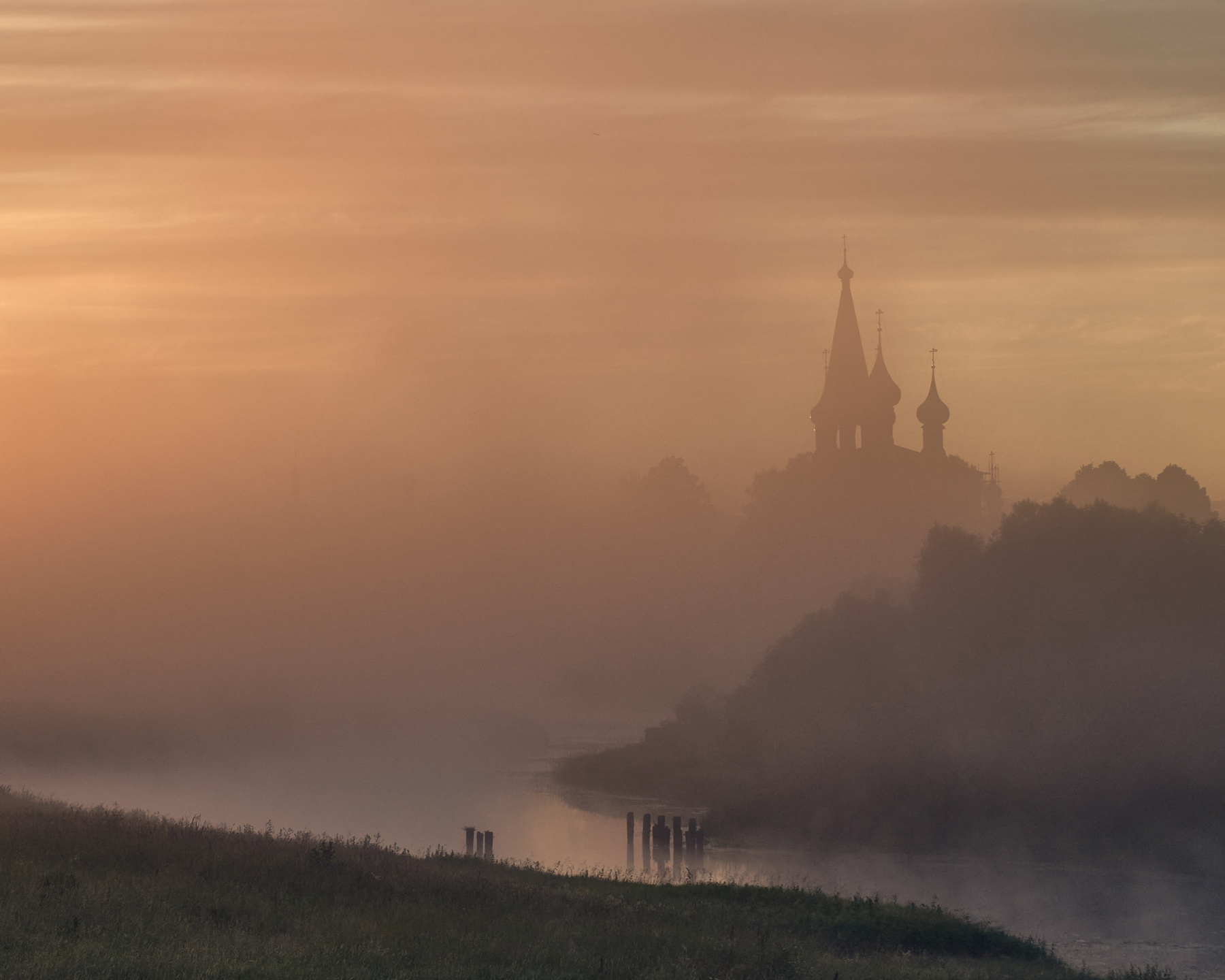 Предрассветные сумерки утро река туман храм