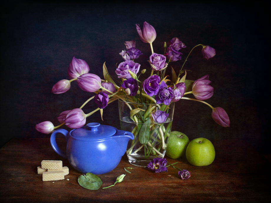 Весенний букет в январе сиреневые цветы тюльпаны аквилегия зеленые яблоки синий чайник вафли