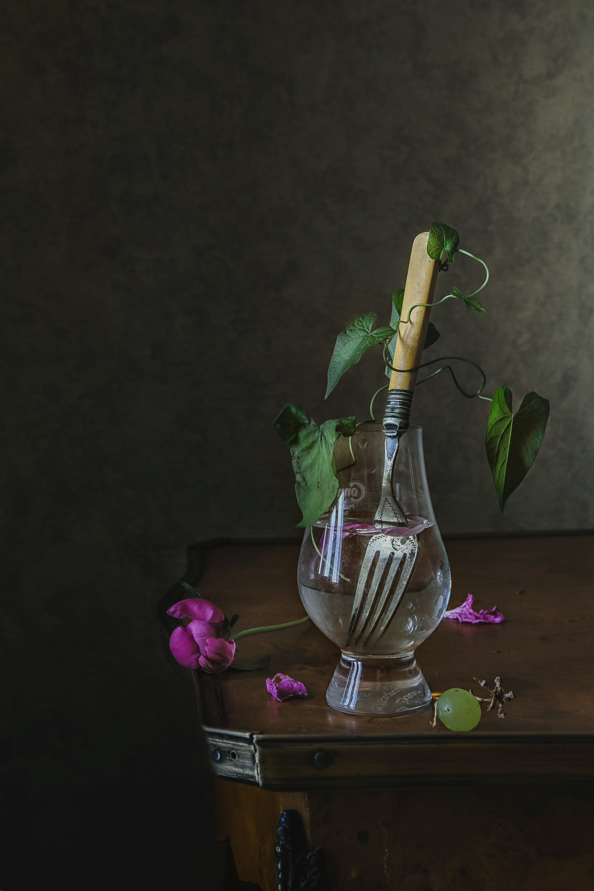 Вилка в стакане натюрморт стекло вилка вьюн пион виноградинка