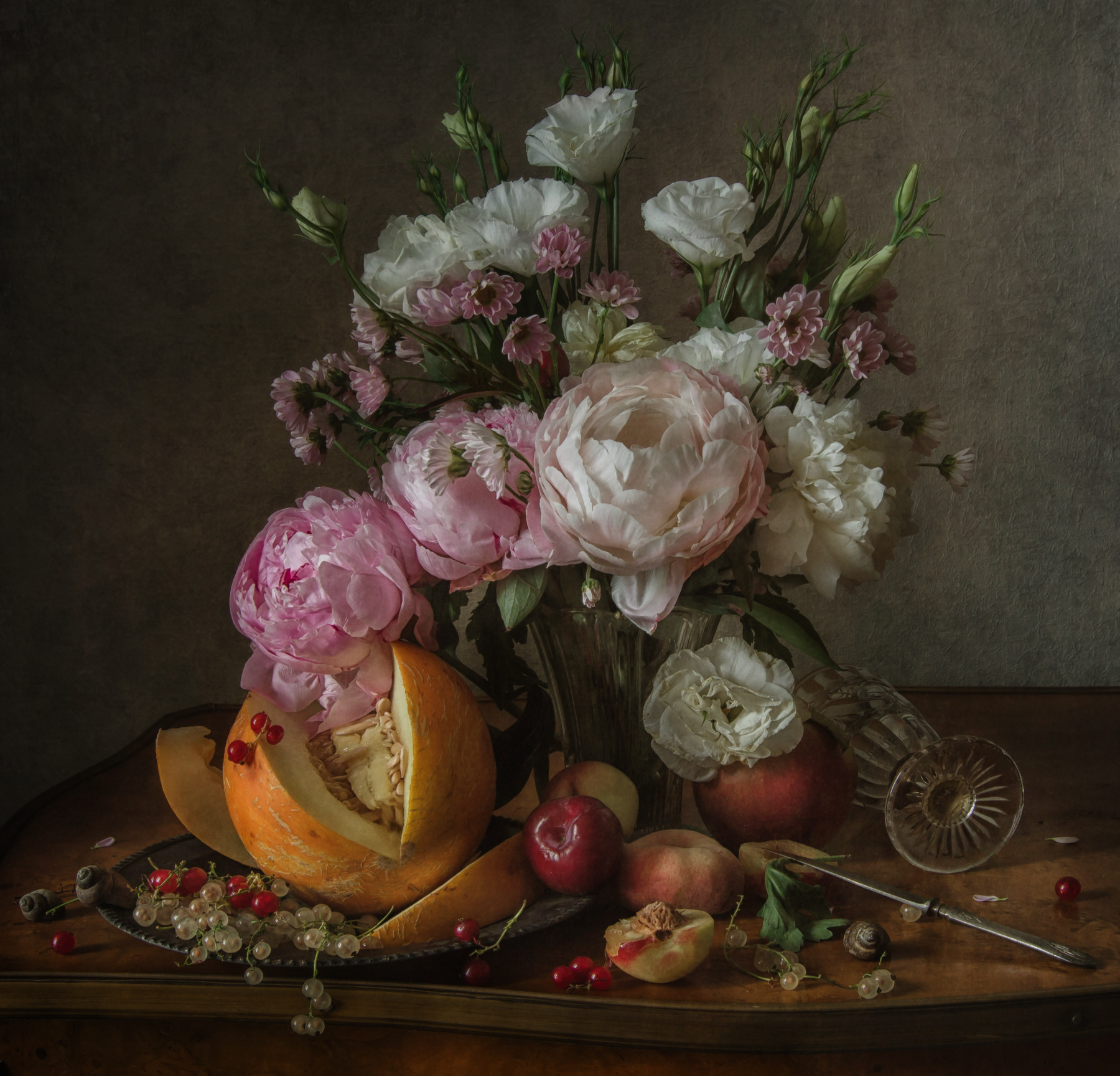 Цветочно-фруктовый натюрморт цветы пионы эустома фрукты слива нектарин ягода смородина