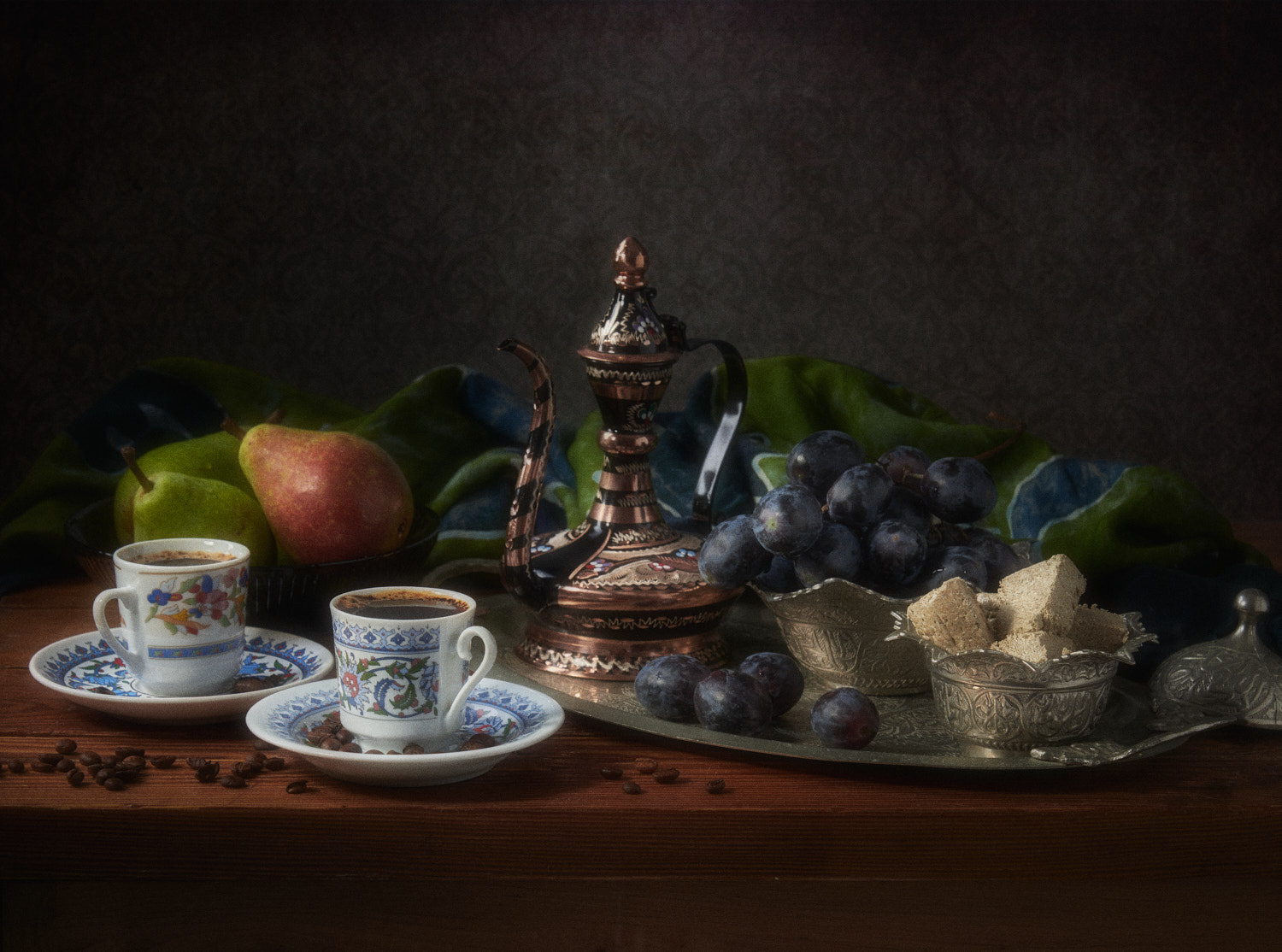 Две чашечки кофе натюрморт композиция постановка сцена сладости халва еда кофе груши виноград фрукты посуда кувшин